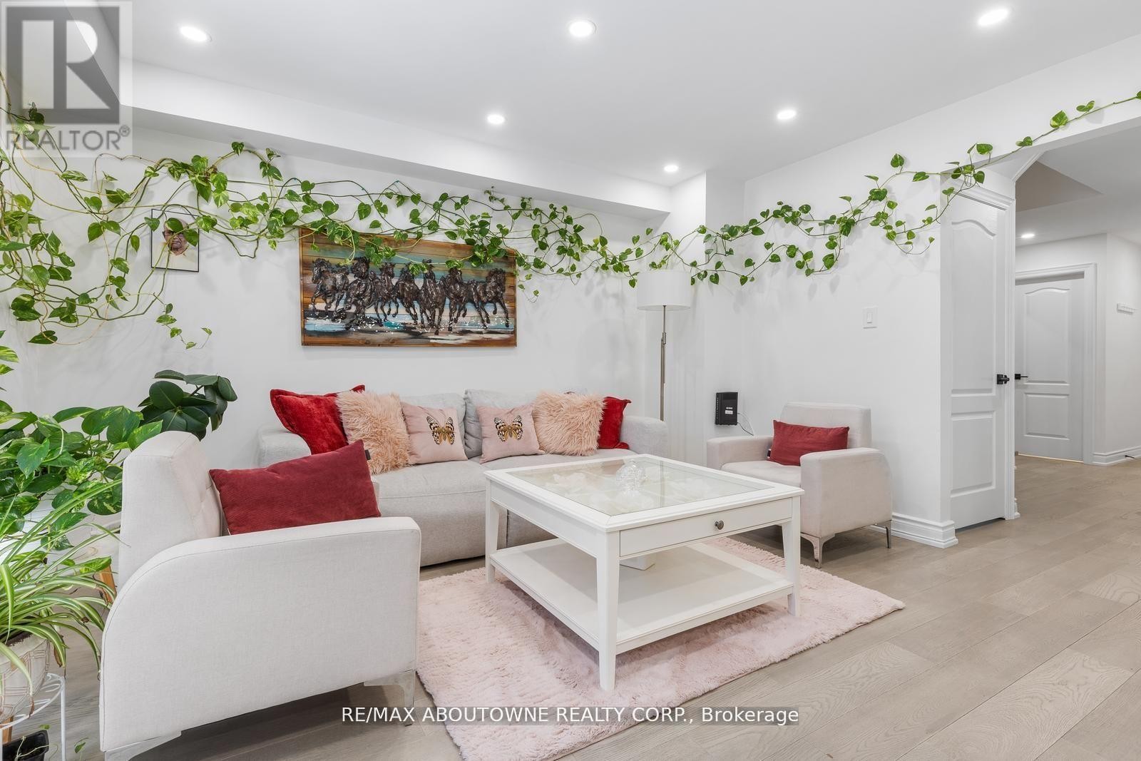 












1118 AVONDALE DRIVE

,
Oakville (WC Wedgewood Creek),




Ontario
L6H5L4

