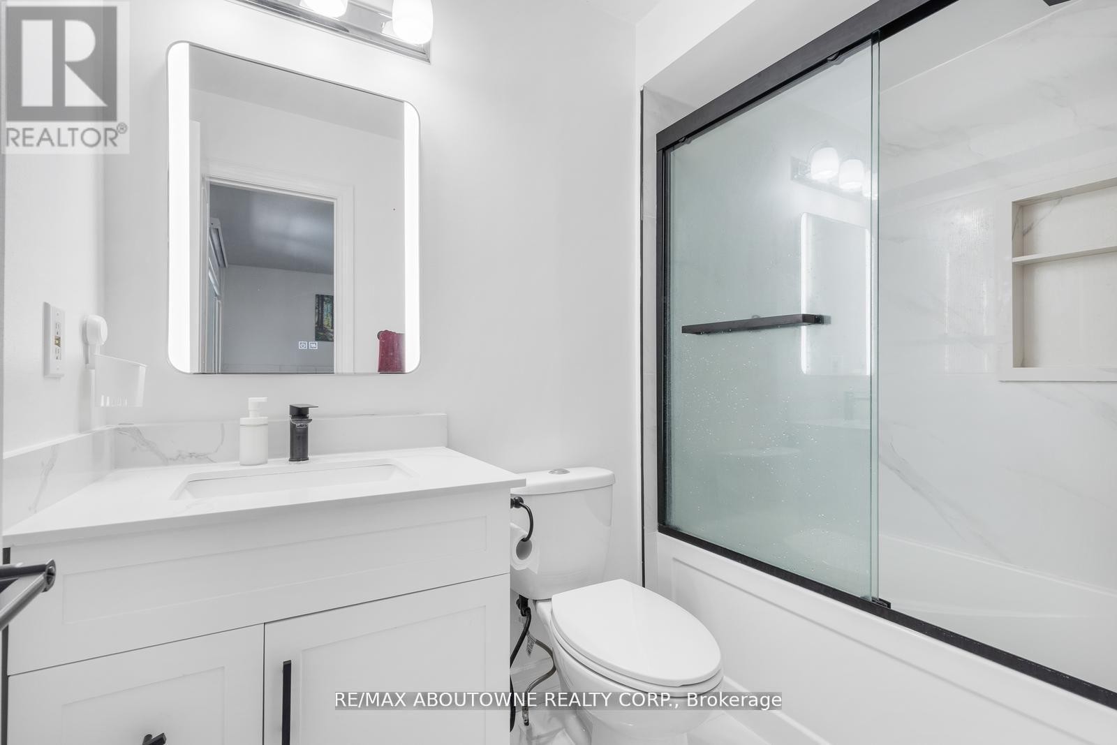 












1118 AVONDALE DRIVE

,
Oakville (WC Wedgewood Creek),




Ontario
L6H5L4

