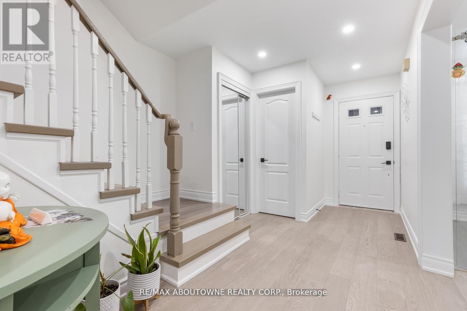 












1118 AVONDALE DRIVE

,
Oakville (WC Wedgewood Creek),




Ontario
L6H5L4

