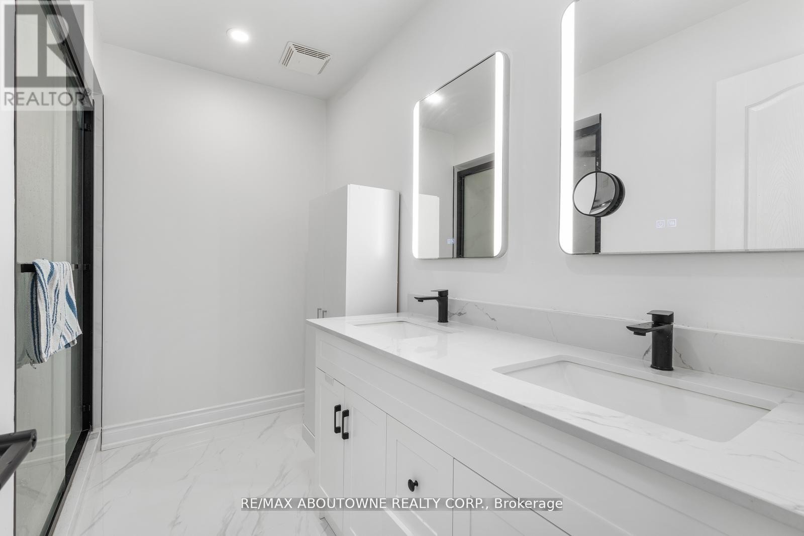 












1118 AVONDALE DRIVE

,
Oakville (WC Wedgewood Creek),




Ontario
L6H5L4

