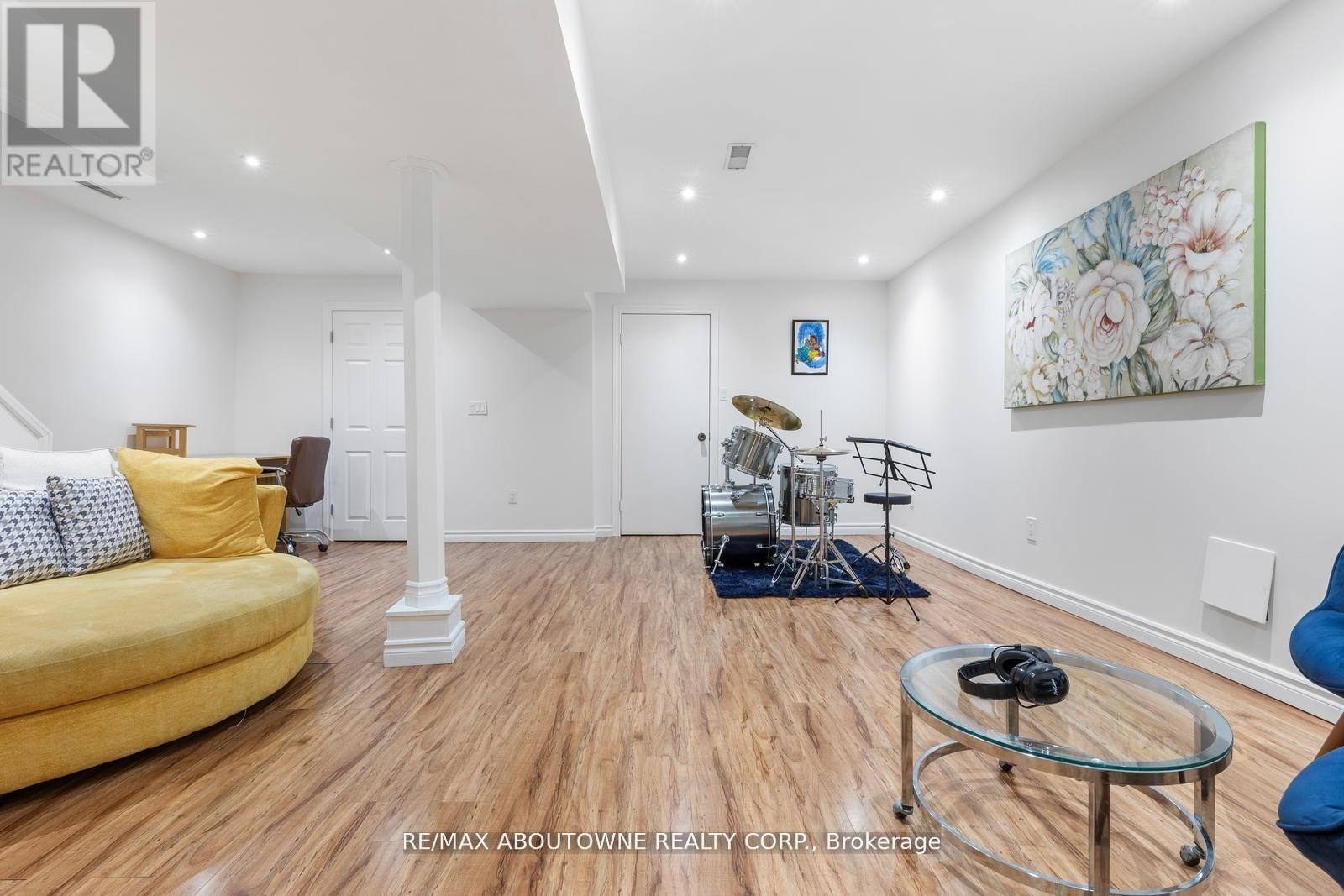 












1118 AVONDALE DRIVE

,
Oakville (WC Wedgewood Creek),




Ontario
L6H5L4

