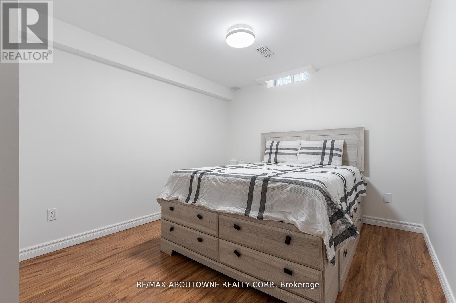 












1118 AVONDALE DRIVE

,
Oakville (WC Wedgewood Creek),




Ontario
L6H5L4

