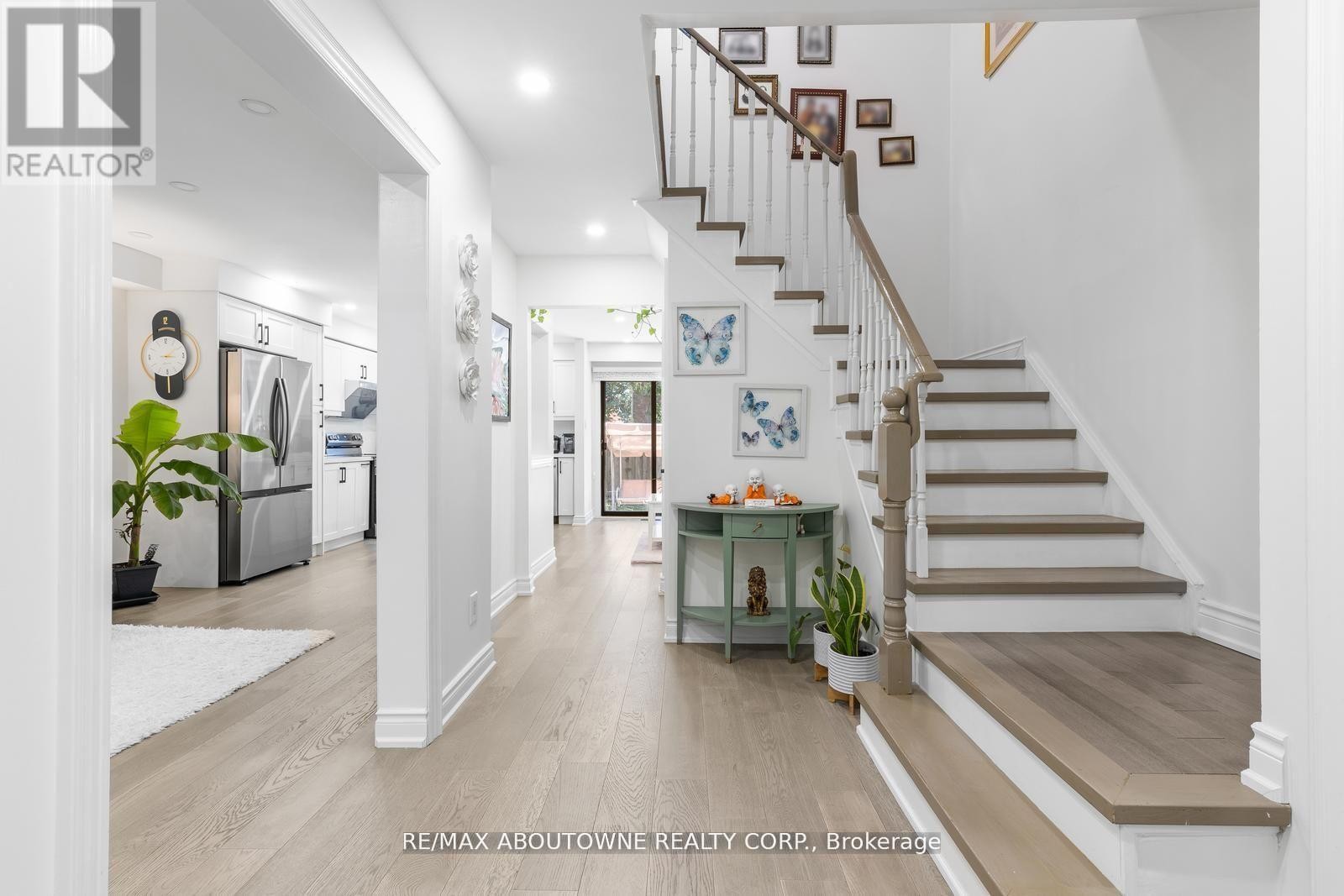 












1118 AVONDALE DRIVE

,
Oakville (WC Wedgewood Creek),




Ontario
L6H5L4

