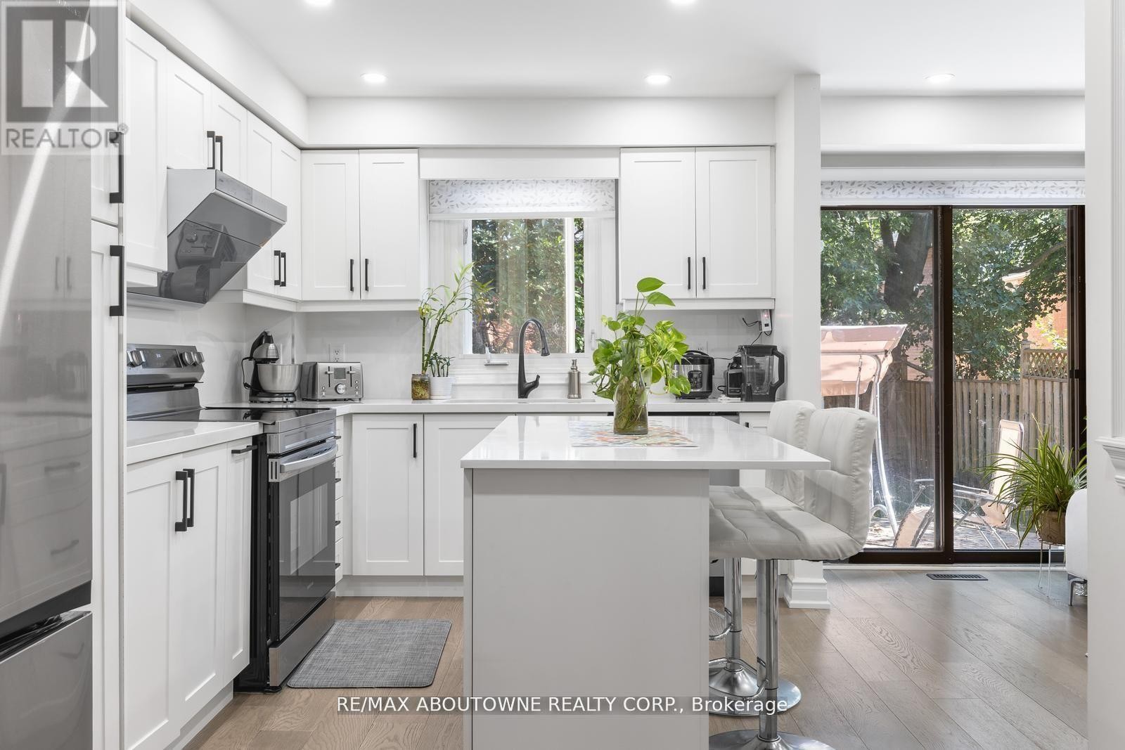 












1118 AVONDALE DRIVE

,
Oakville (WC Wedgewood Creek),




Ontario
L6H5L4


