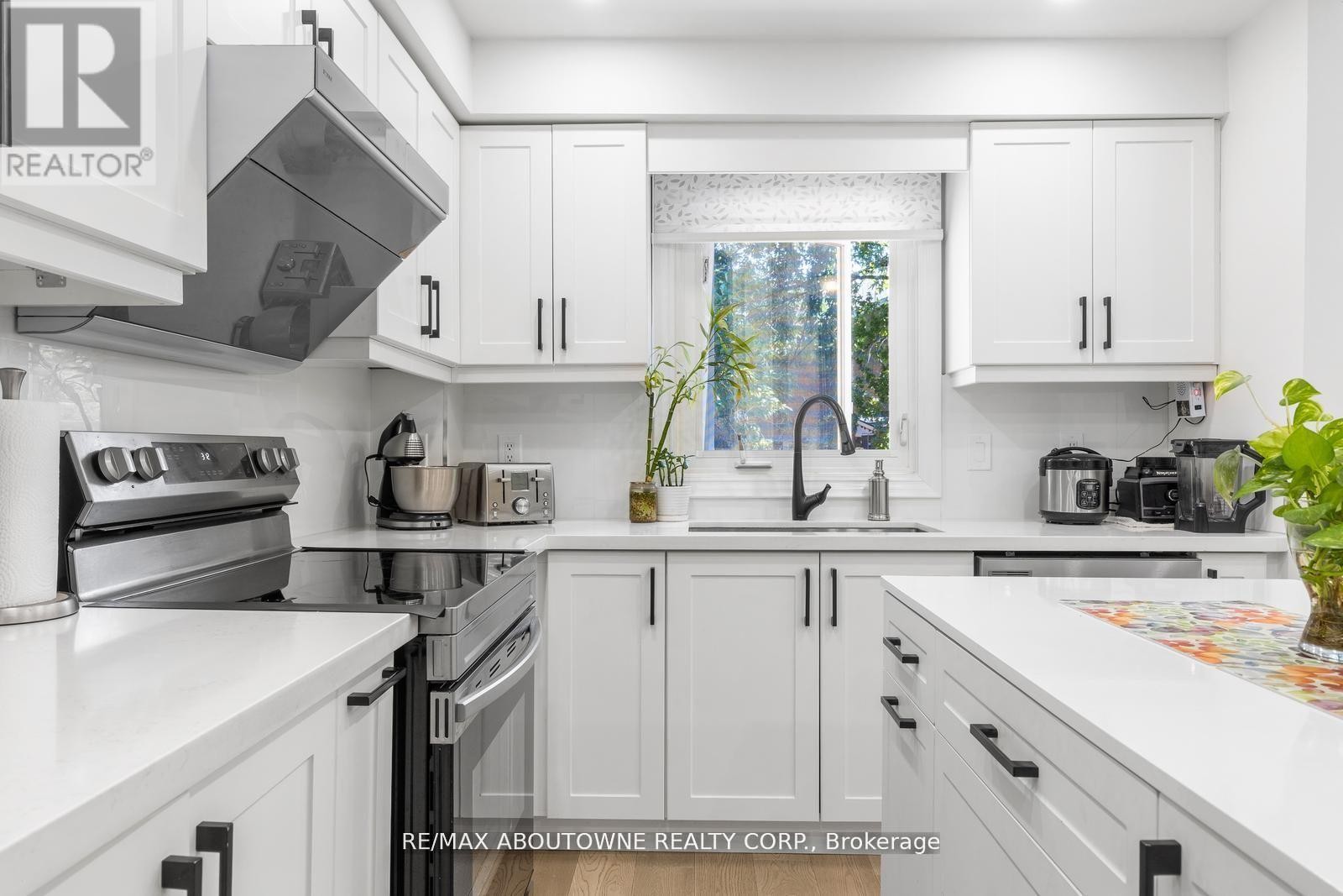 












1118 AVONDALE DRIVE

,
Oakville (WC Wedgewood Creek),




Ontario
L6H5L4

