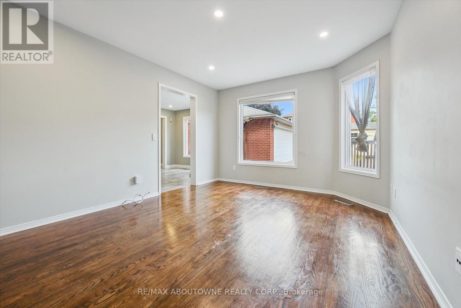 












2456 SIXTH LINE

,
Oakville (RO River Oaks),




Ontario
L6H5Z8

