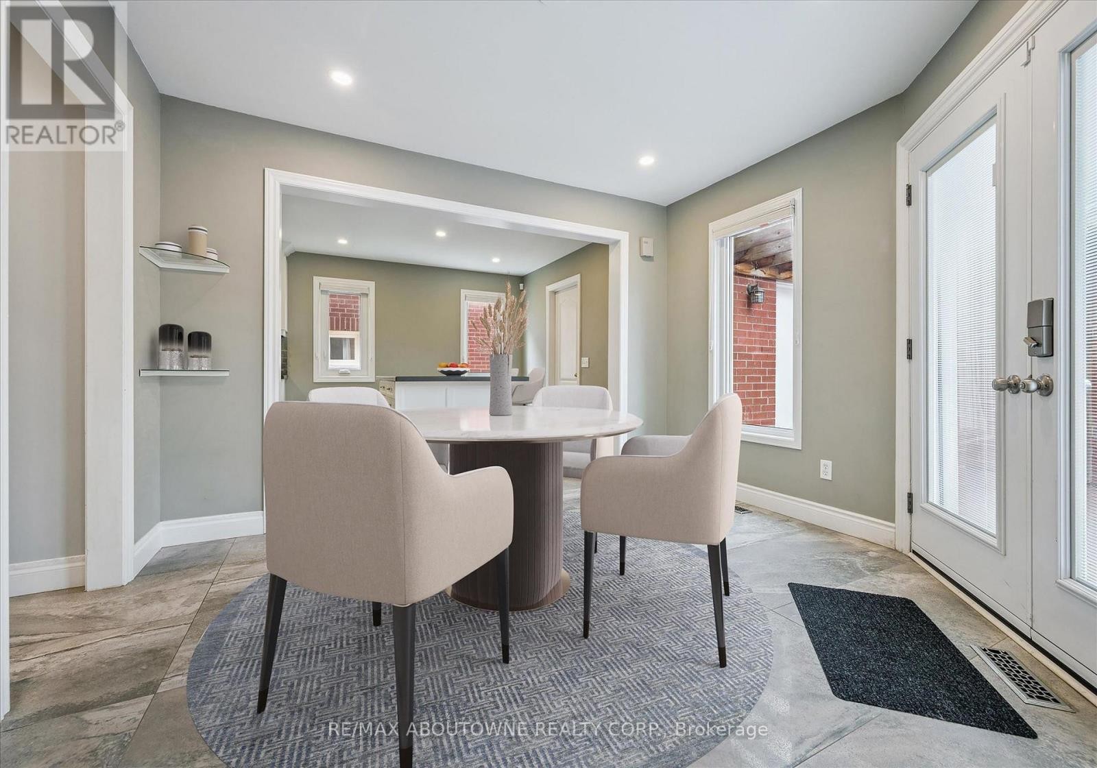 












2456 SIXTH LINE

,
Oakville (RO River Oaks),




Ontario
L6H5Z8

