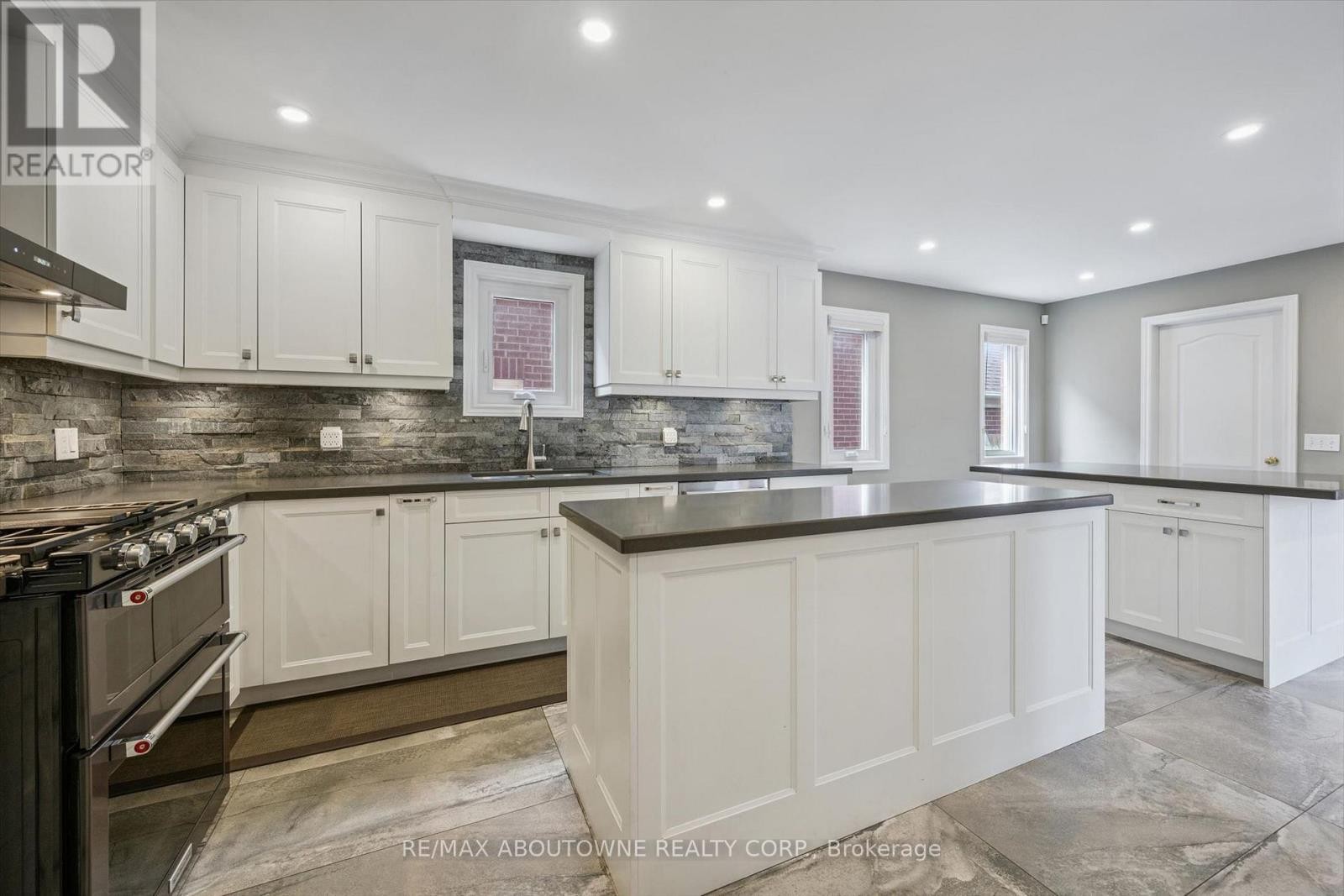 












2456 SIXTH LINE

,
Oakville (RO River Oaks),




Ontario
L6H5Z8

