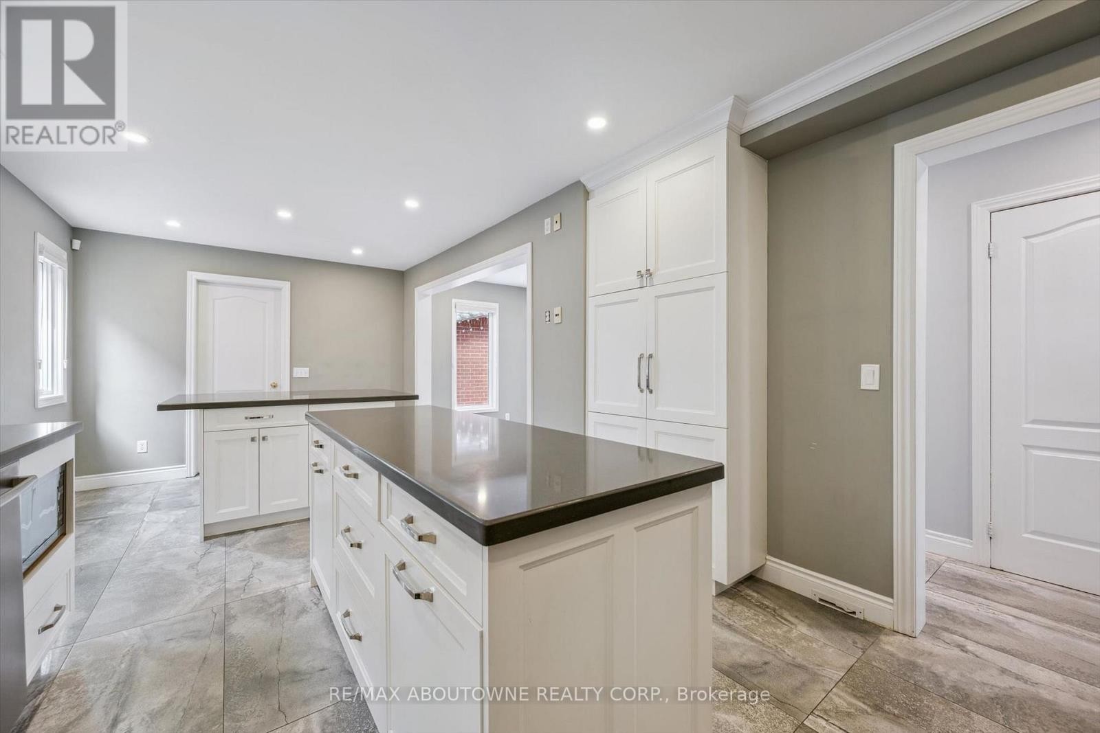 












2456 SIXTH LINE

,
Oakville (RO River Oaks),




Ontario
L6H5Z8


