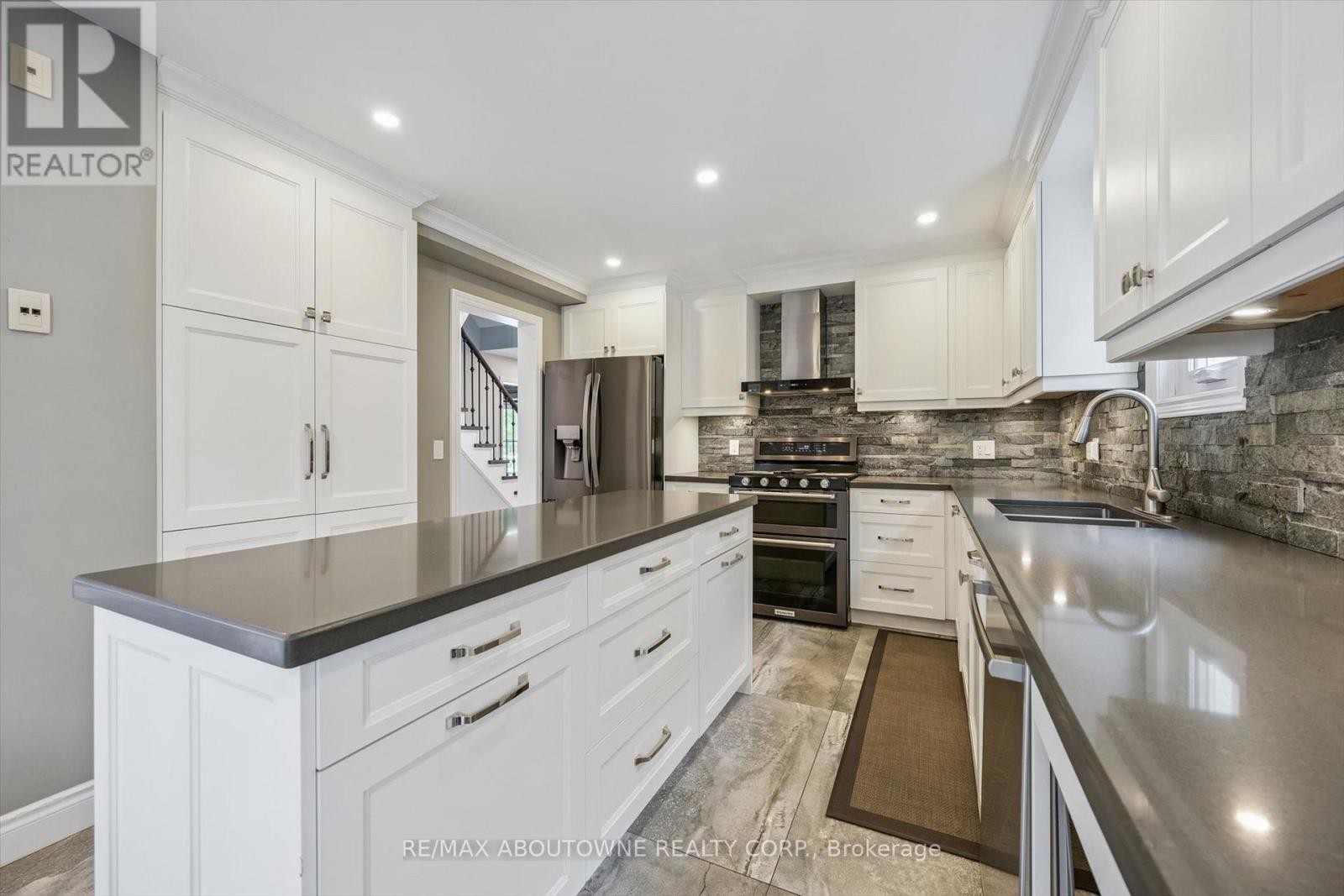 












2456 SIXTH LINE

,
Oakville (RO River Oaks),




Ontario
L6H5Z8

