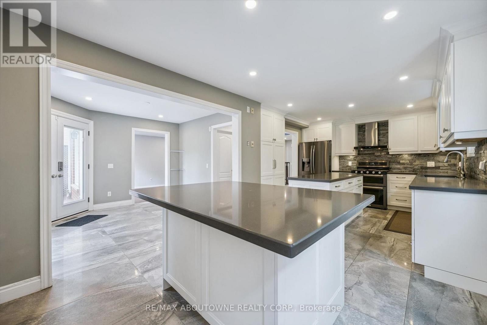 












2456 SIXTH LINE

,
Oakville (RO River Oaks),




Ontario
L6H5Z8

