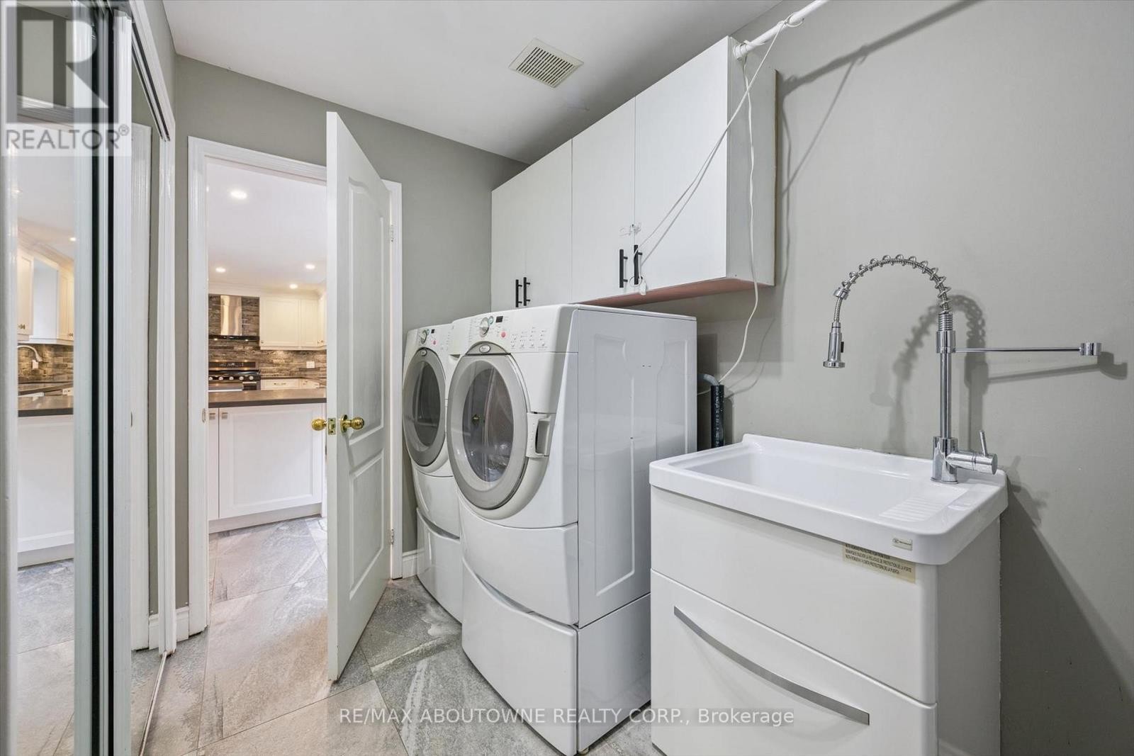












2456 SIXTH LINE

,
Oakville (RO River Oaks),




Ontario
L6H5Z8

