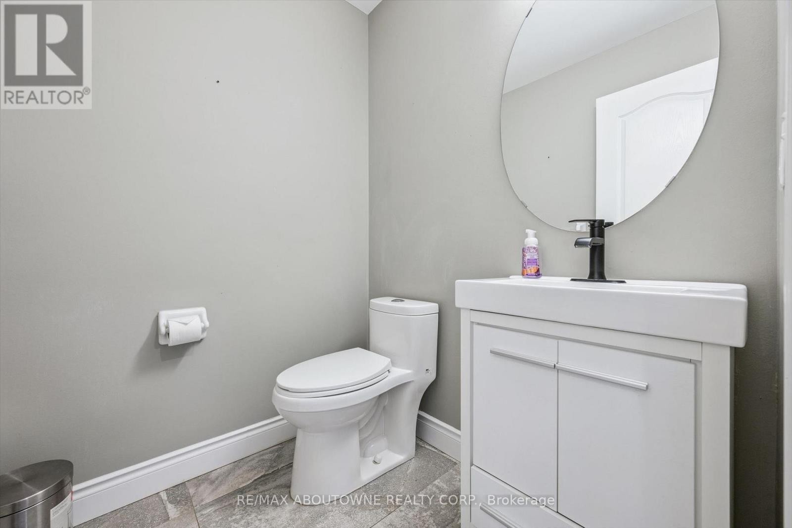 












2456 SIXTH LINE

,
Oakville (RO River Oaks),




Ontario
L6H5Z8

