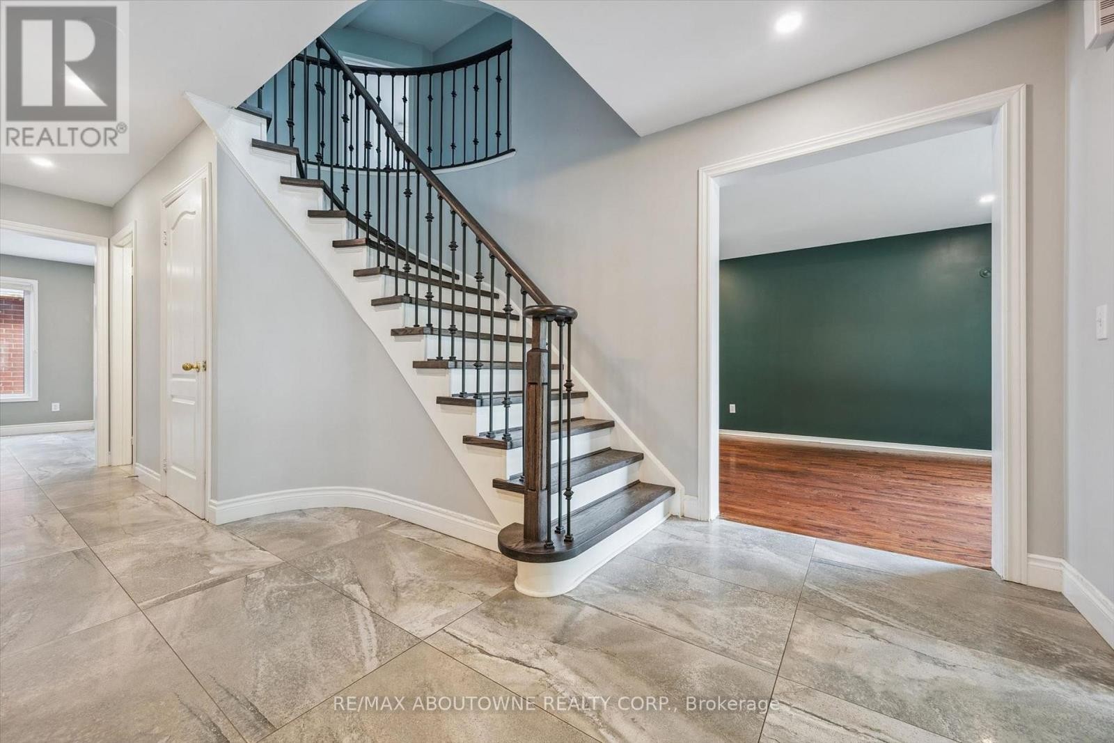 












2456 SIXTH LINE

,
Oakville (RO River Oaks),




Ontario
L6H5Z8

