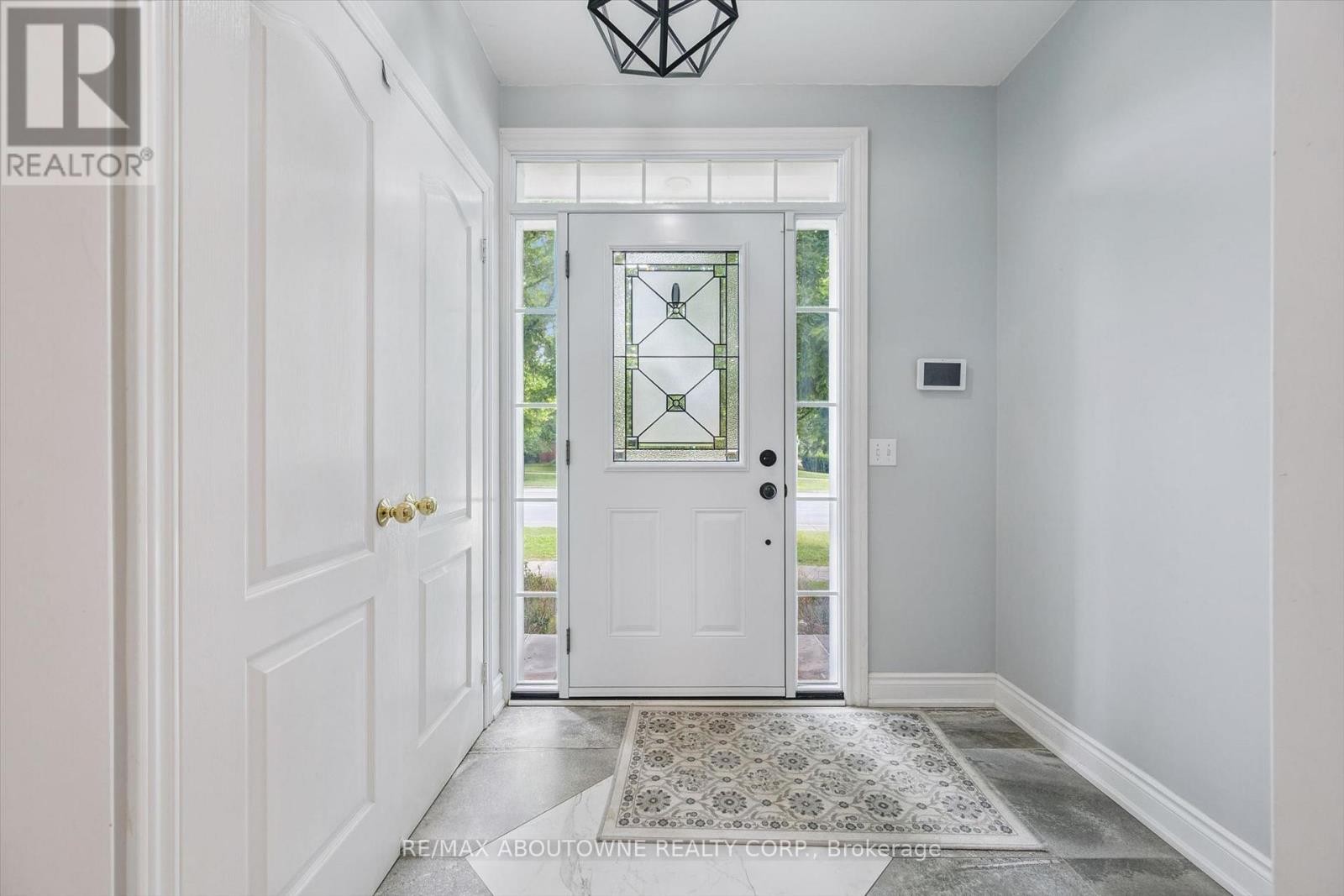 












2456 SIXTH LINE

,
Oakville (RO River Oaks),




Ontario
L6H5Z8

