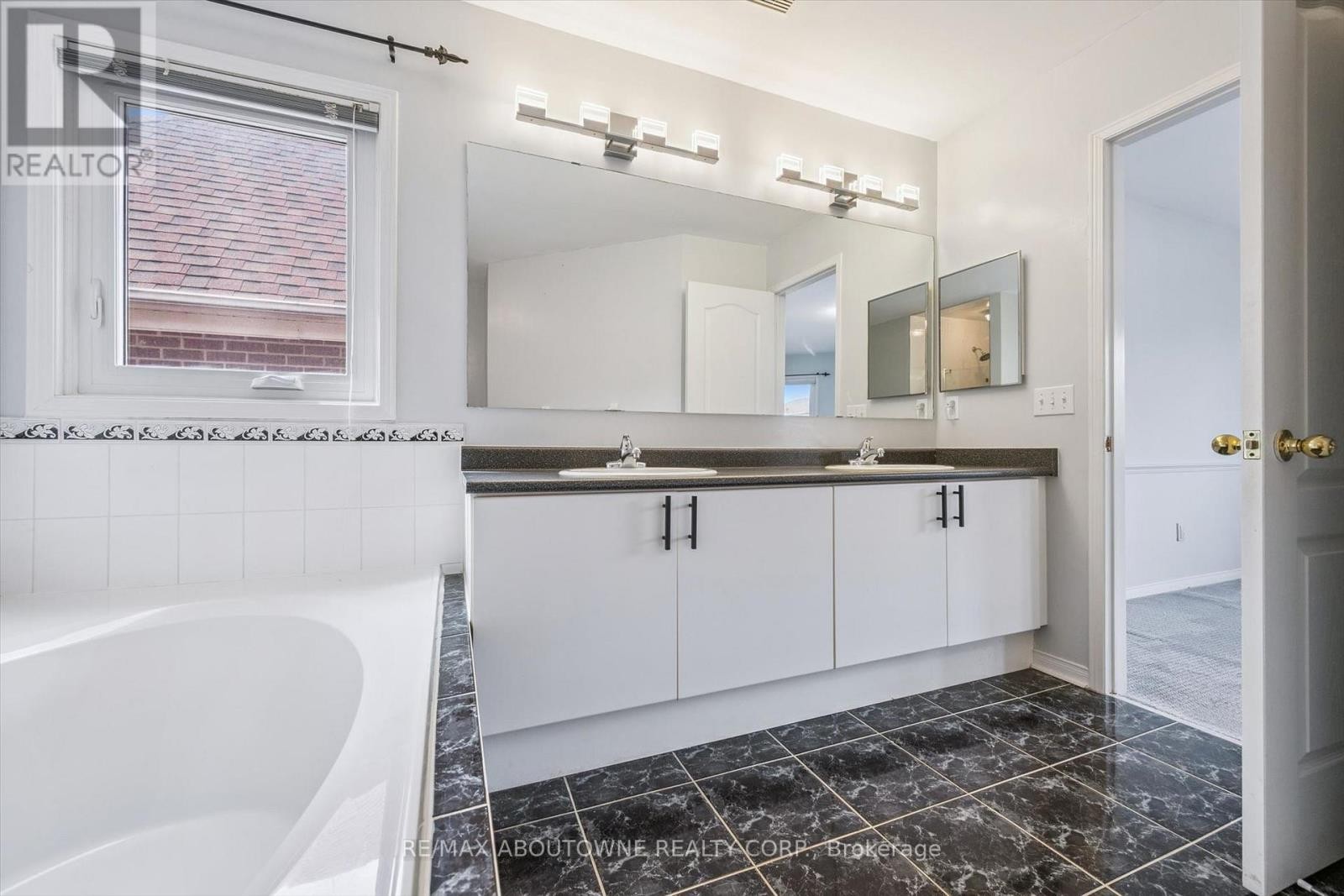 












2456 SIXTH LINE

,
Oakville (RO River Oaks),




Ontario
L6H5Z8

