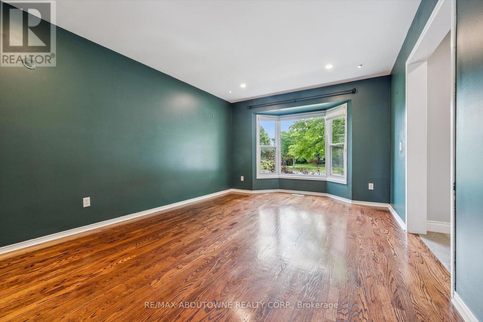 












2456 SIXTH LINE

,
Oakville (RO River Oaks),




Ontario
L6H5Z8

