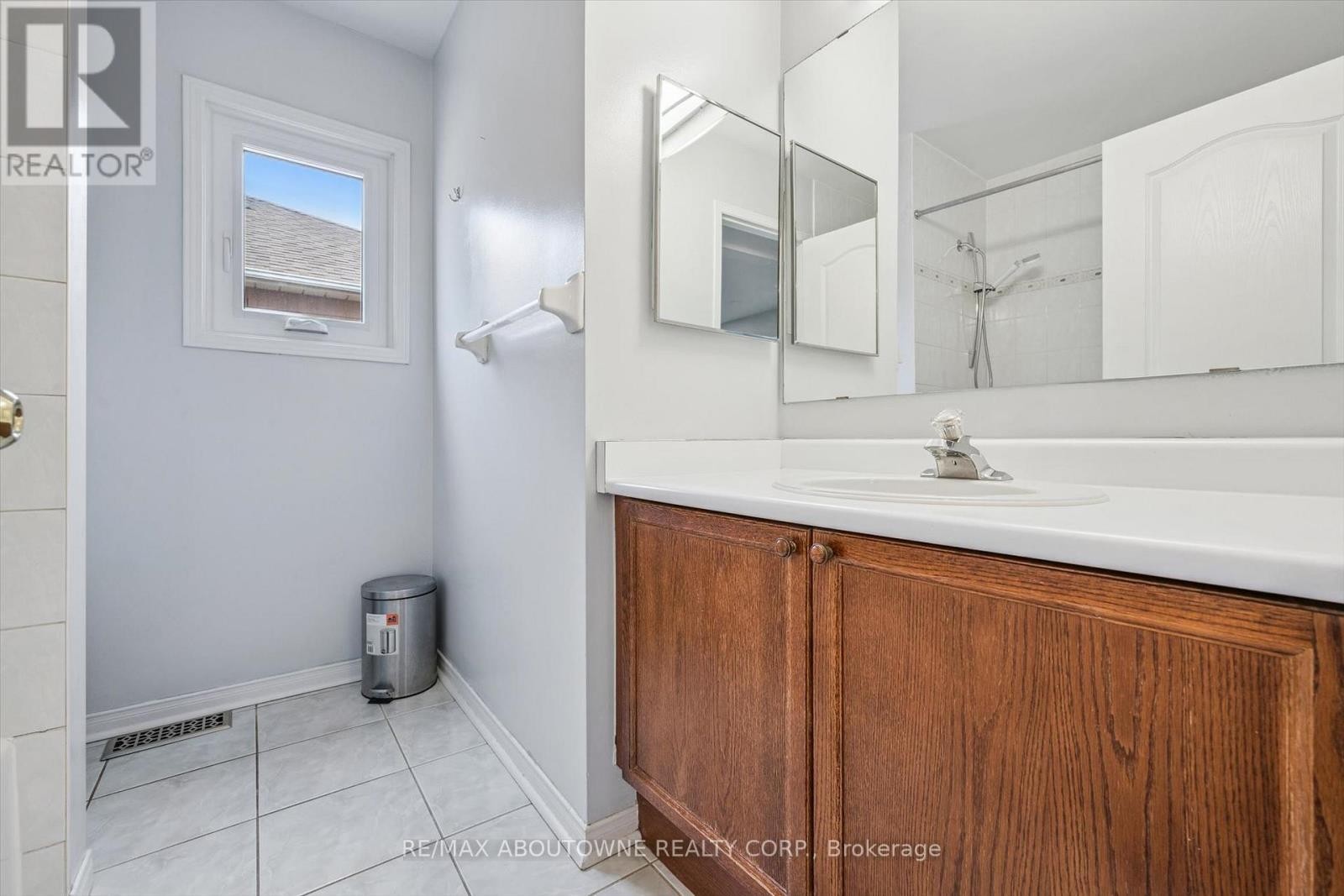 












2456 SIXTH LINE

,
Oakville (RO River Oaks),




Ontario
L6H5Z8

