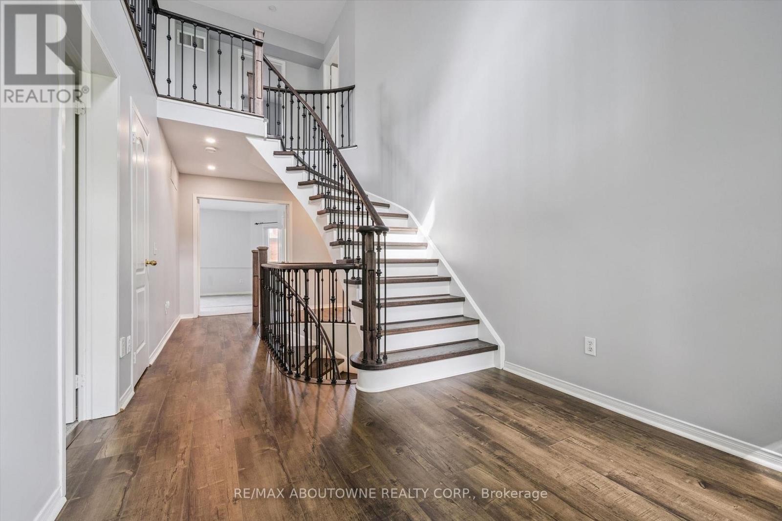 












2456 SIXTH LINE

,
Oakville (RO River Oaks),




Ontario
L6H5Z8

