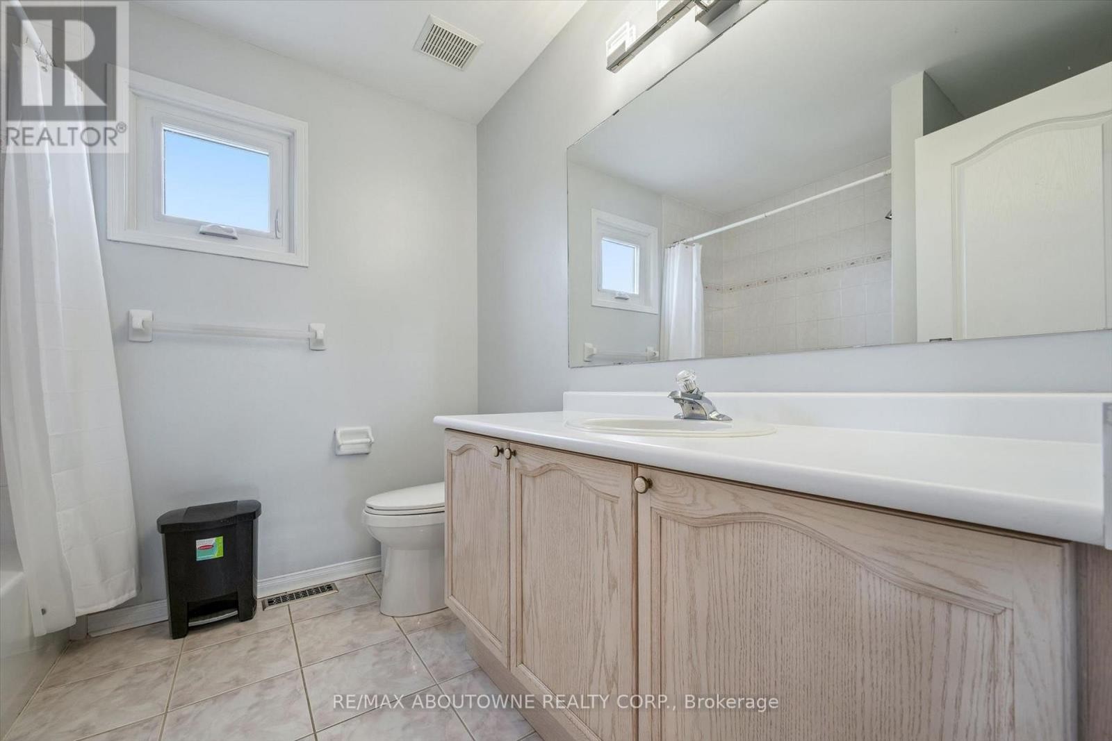 












2456 SIXTH LINE

,
Oakville (RO River Oaks),




Ontario
L6H5Z8

