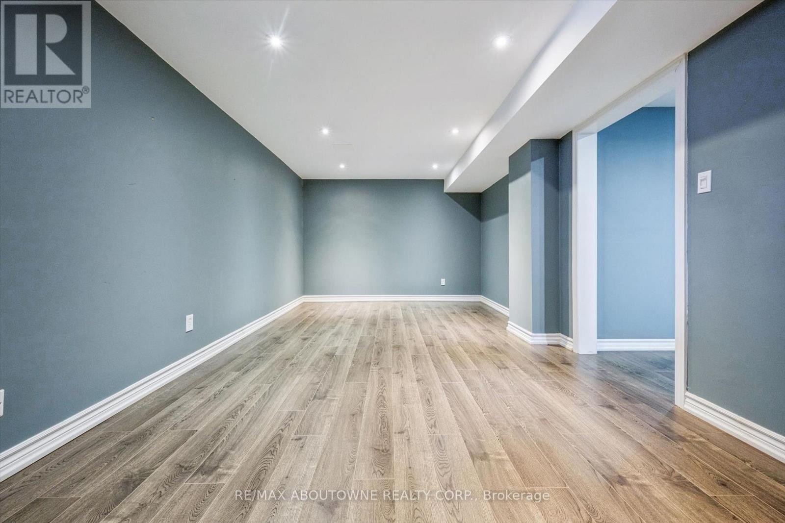 












2456 SIXTH LINE

,
Oakville (RO River Oaks),




Ontario
L6H5Z8

