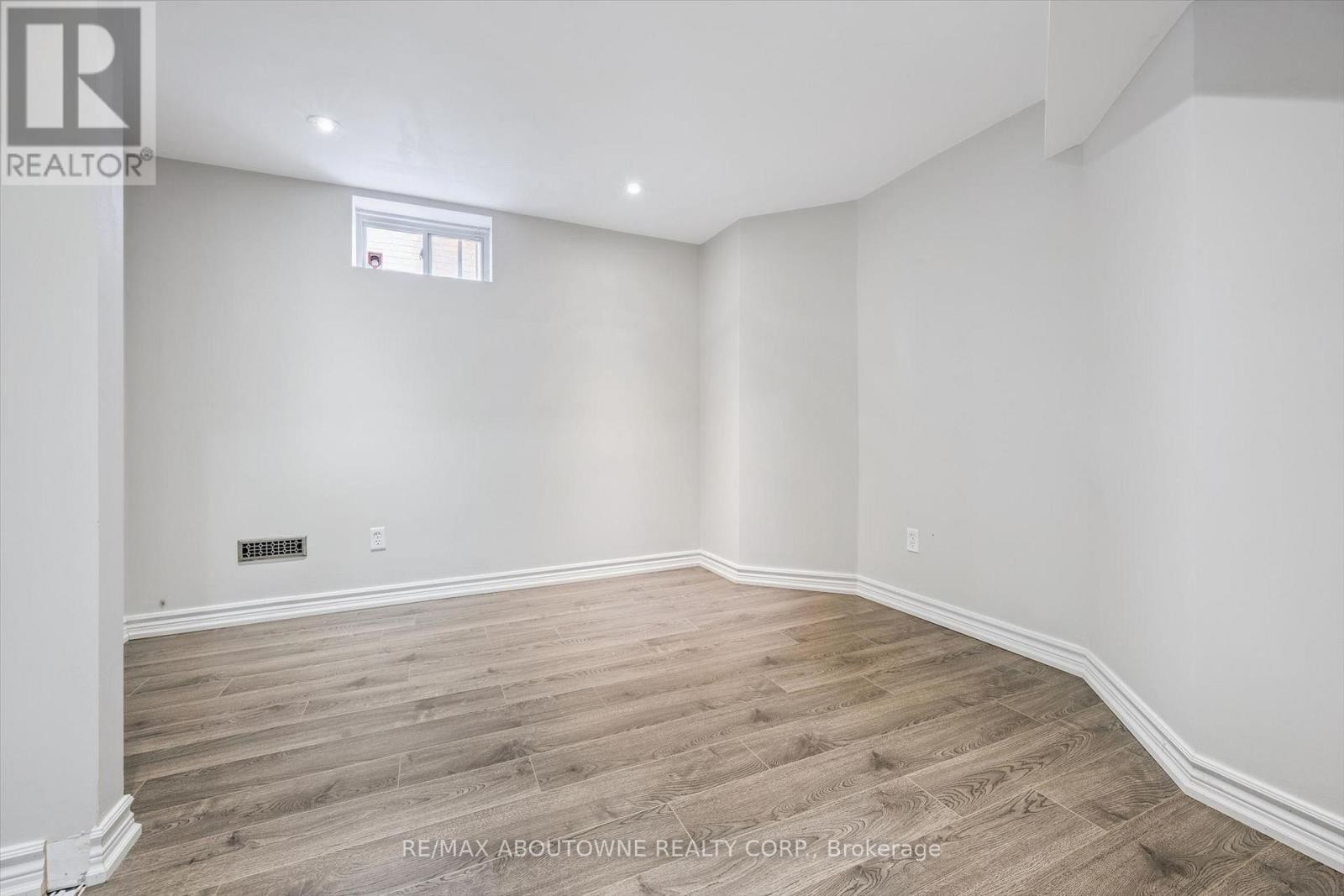 












2456 SIXTH LINE

,
Oakville (RO River Oaks),




Ontario
L6H5Z8

