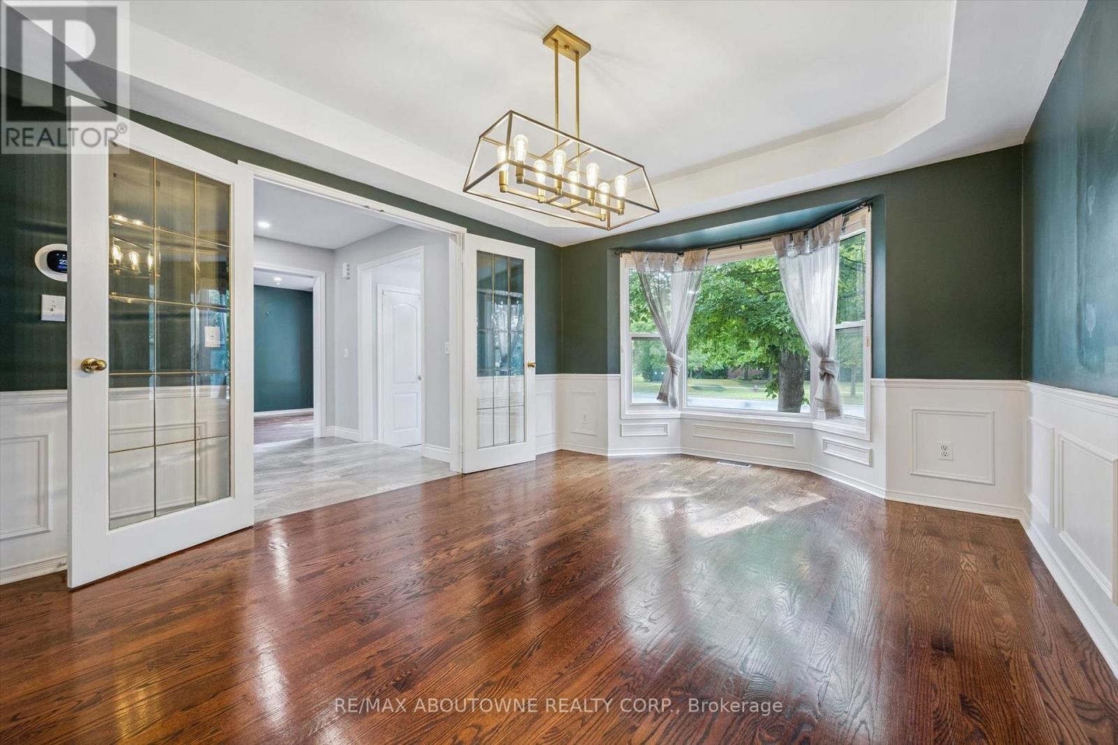 












2456 SIXTH LINE

,
Oakville (RO River Oaks),




Ontario
L6H5Z8


