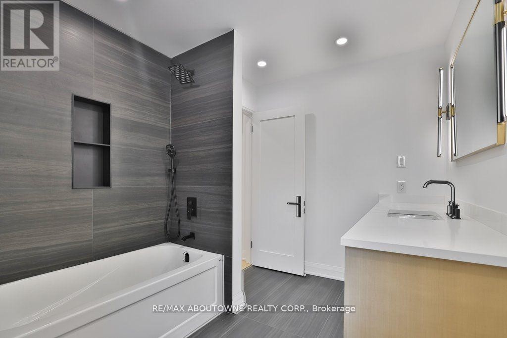 












63 TRADEWIND DRIVE

,
Oakville (BR Bronte),




Ontario
L6L6K8

