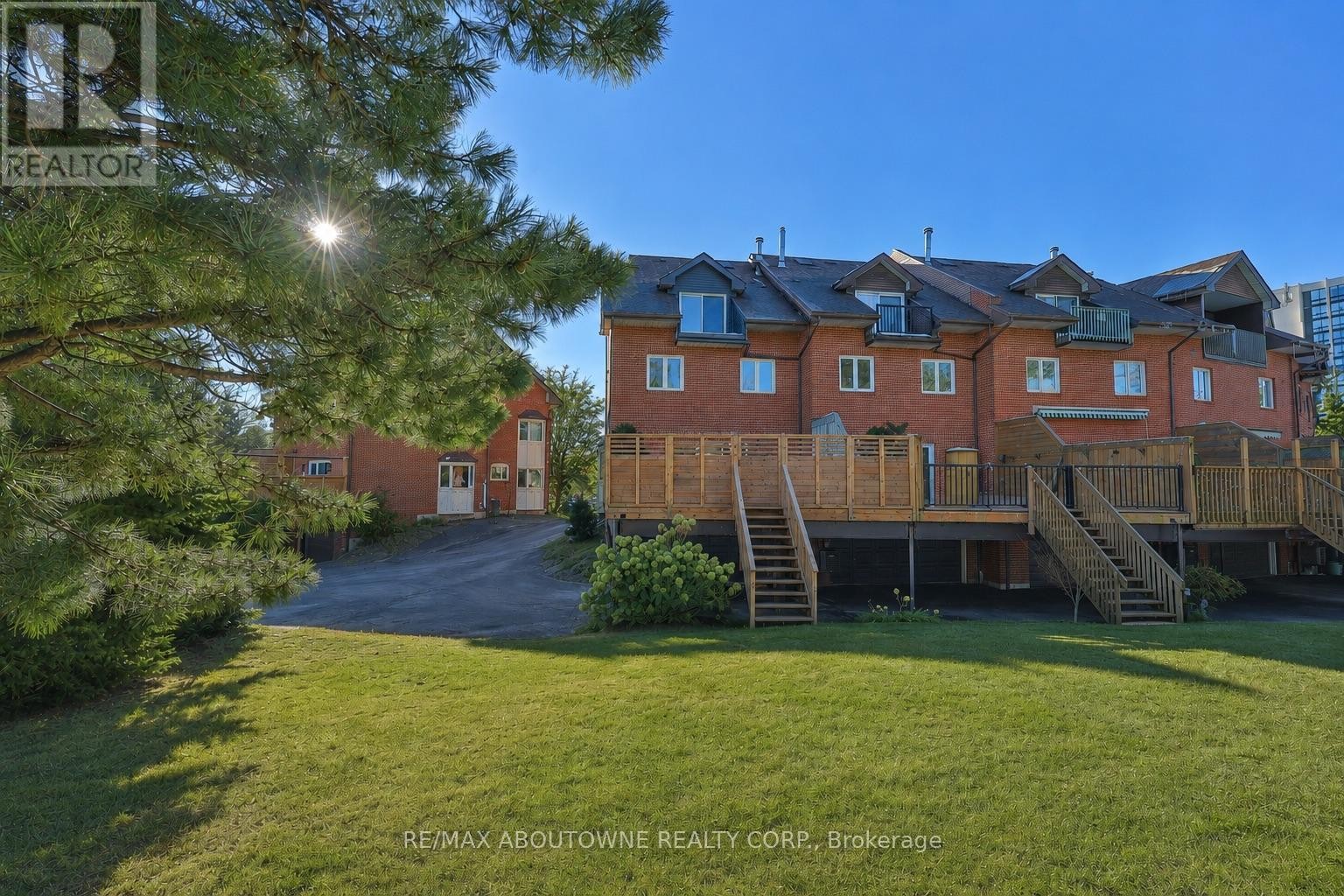 












63 TRADEWIND DRIVE

,
Oakville (BR Bronte),




Ontario
L6L6K8

