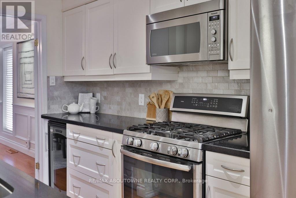 












86 FORSYTHE STREET

,
Oakville (CO Central),




Ontario
L6K3J8

