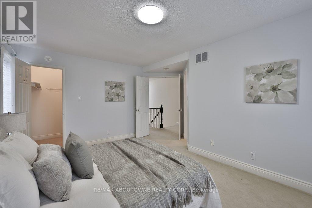 












86 FORSYTHE STREET

,
Oakville (CO Central),




Ontario
L6K3J8

