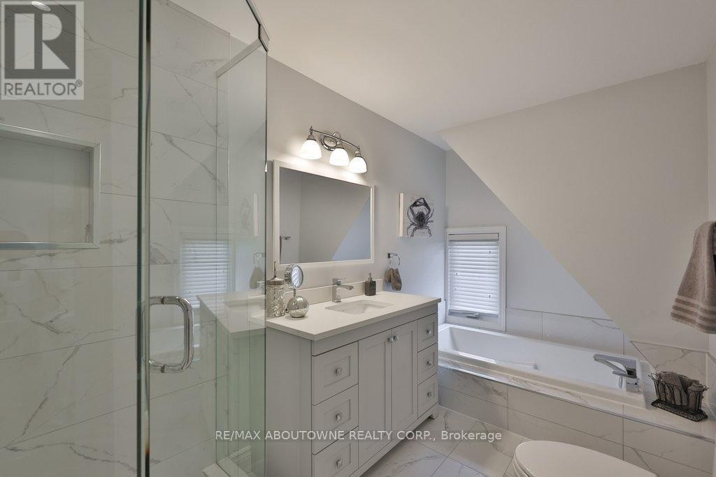 












86 FORSYTHE STREET

,
Oakville (CO Central),




Ontario
L6K3J8

