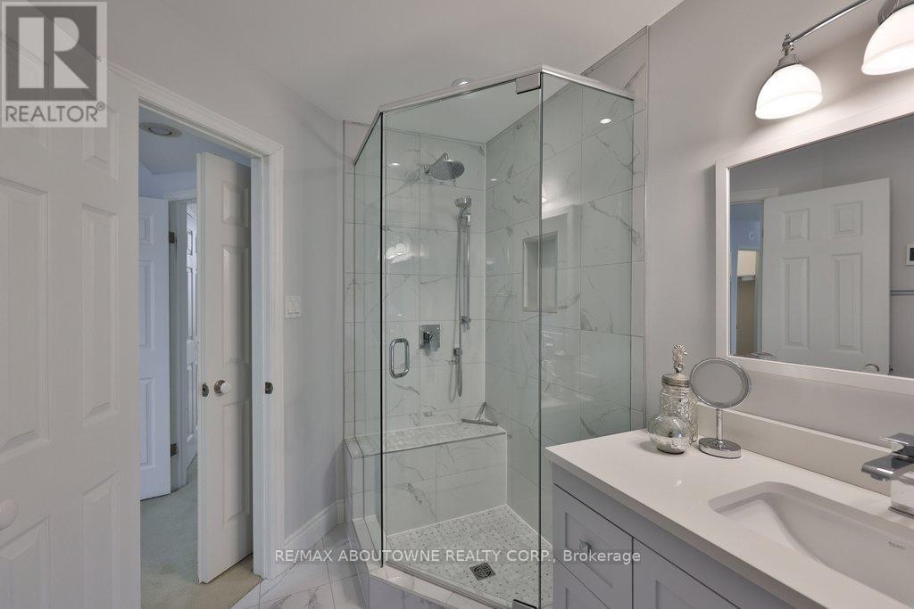 












86 FORSYTHE STREET

,
Oakville (CO Central),




Ontario
L6K3J8

