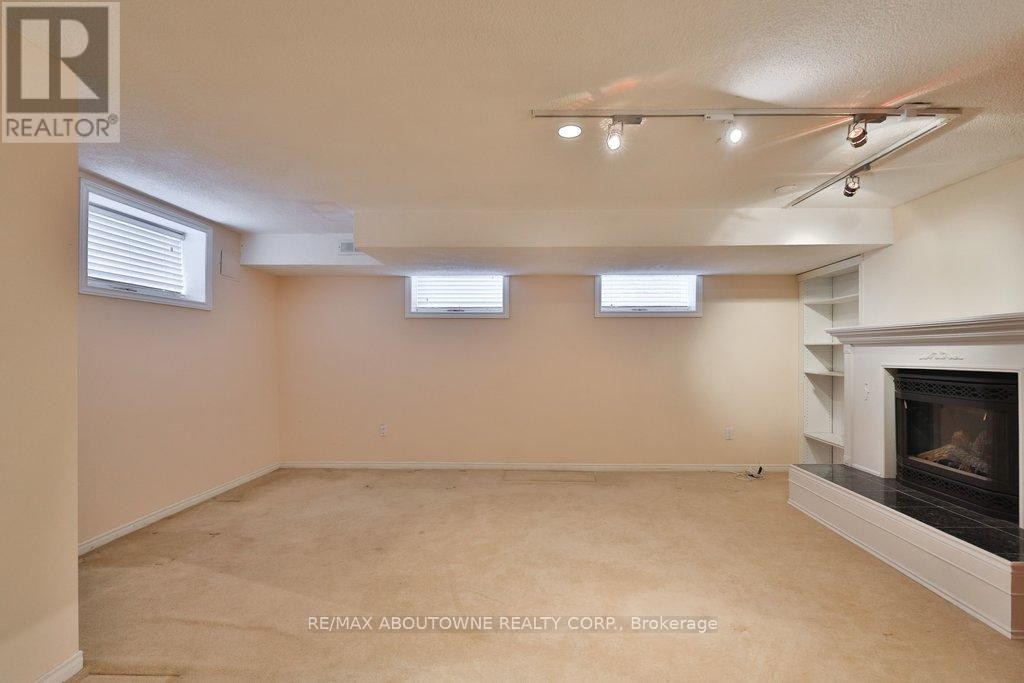 












86 FORSYTHE STREET

,
Oakville (CO Central),




Ontario
L6K3J8

