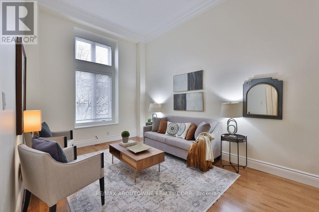 












86 FORSYTHE STREET

,
Oakville (CO Central),




Ontario
L6K3J8

