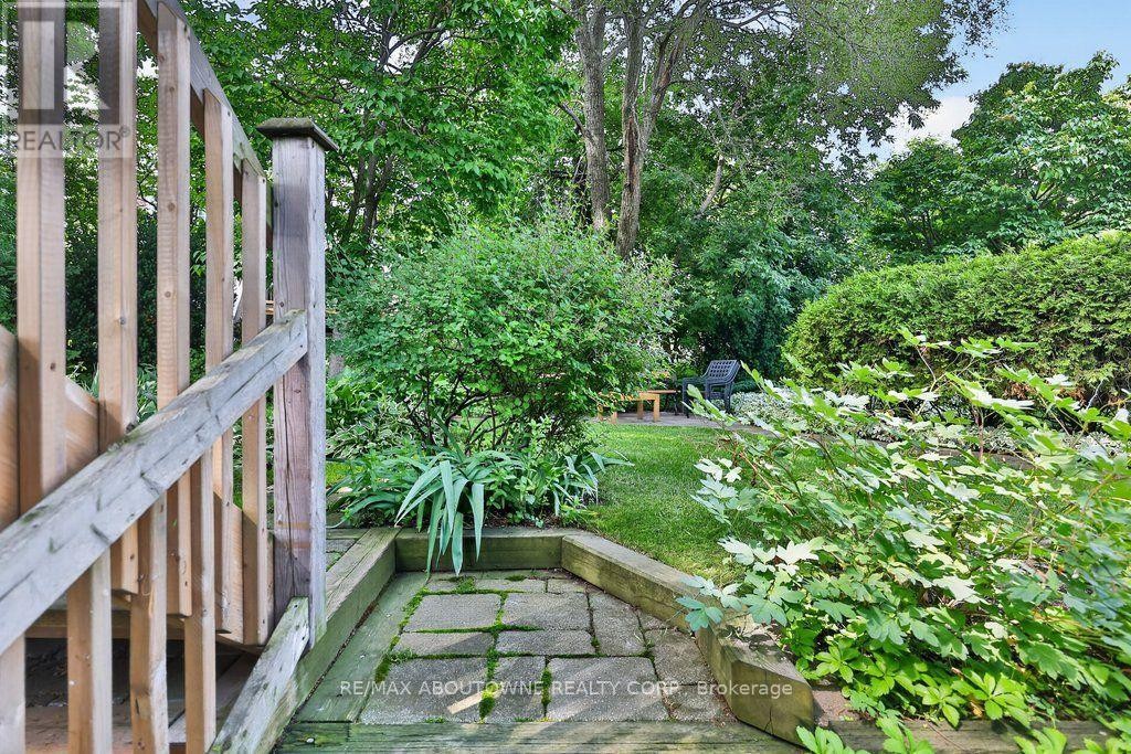












86 FORSYTHE STREET

,
Oakville (CO Central),




Ontario
L6K3J8

