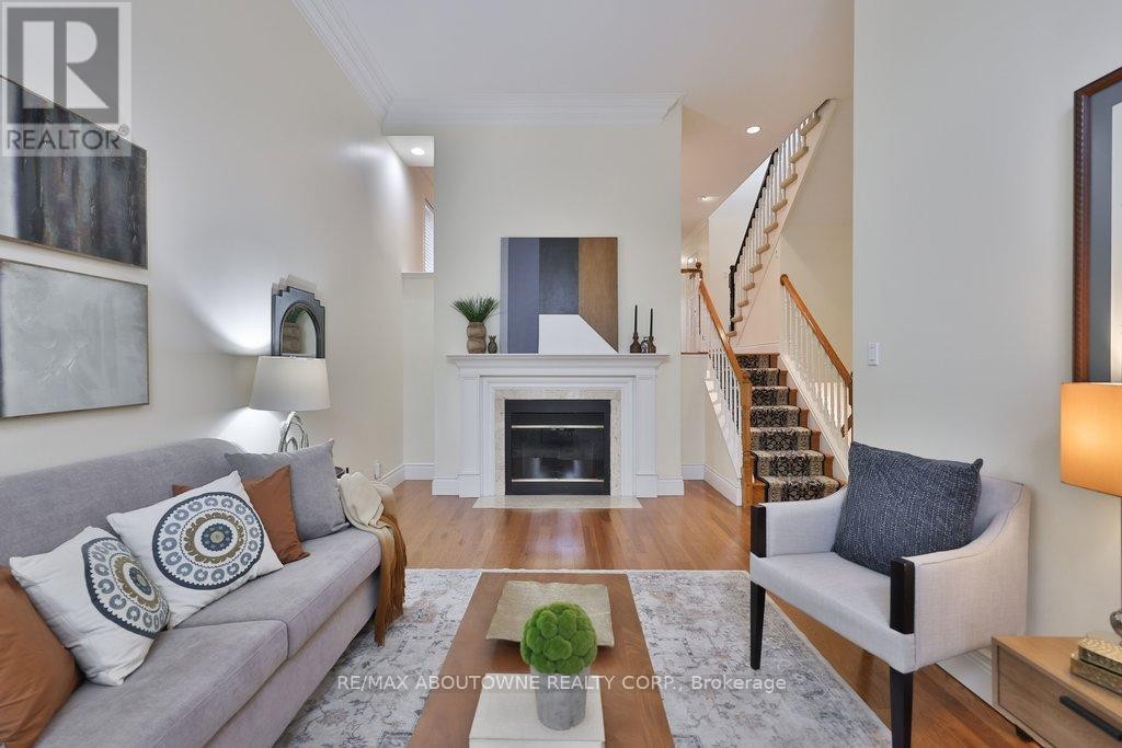 












86 FORSYTHE STREET

,
Oakville (CO Central),




Ontario
L6K3J8

