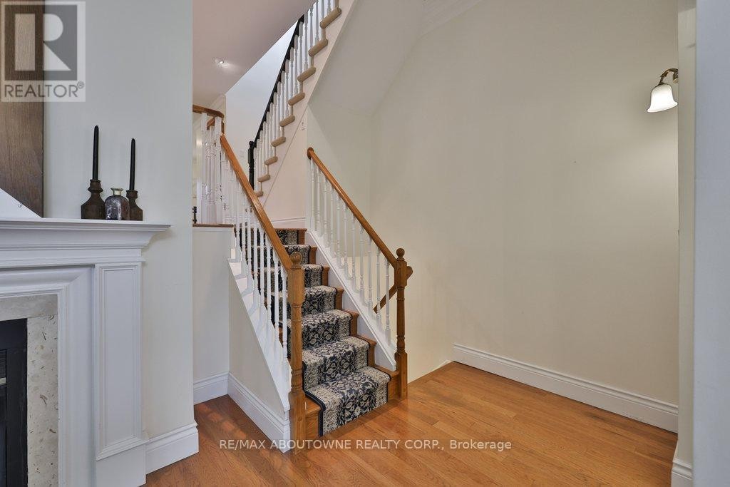 












86 FORSYTHE STREET

,
Oakville (CO Central),




Ontario
L6K3J8

