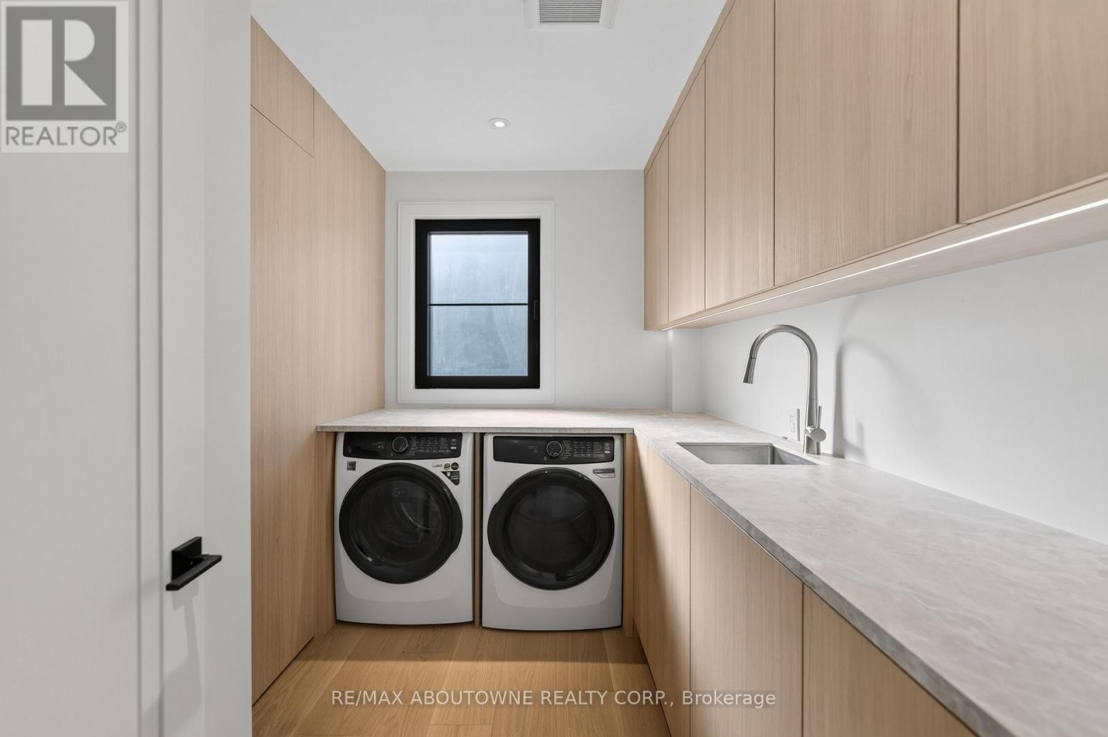 












146 THIRD LINE

,
Oakville (BR Bronte),




Ontario
L6L3Z8

