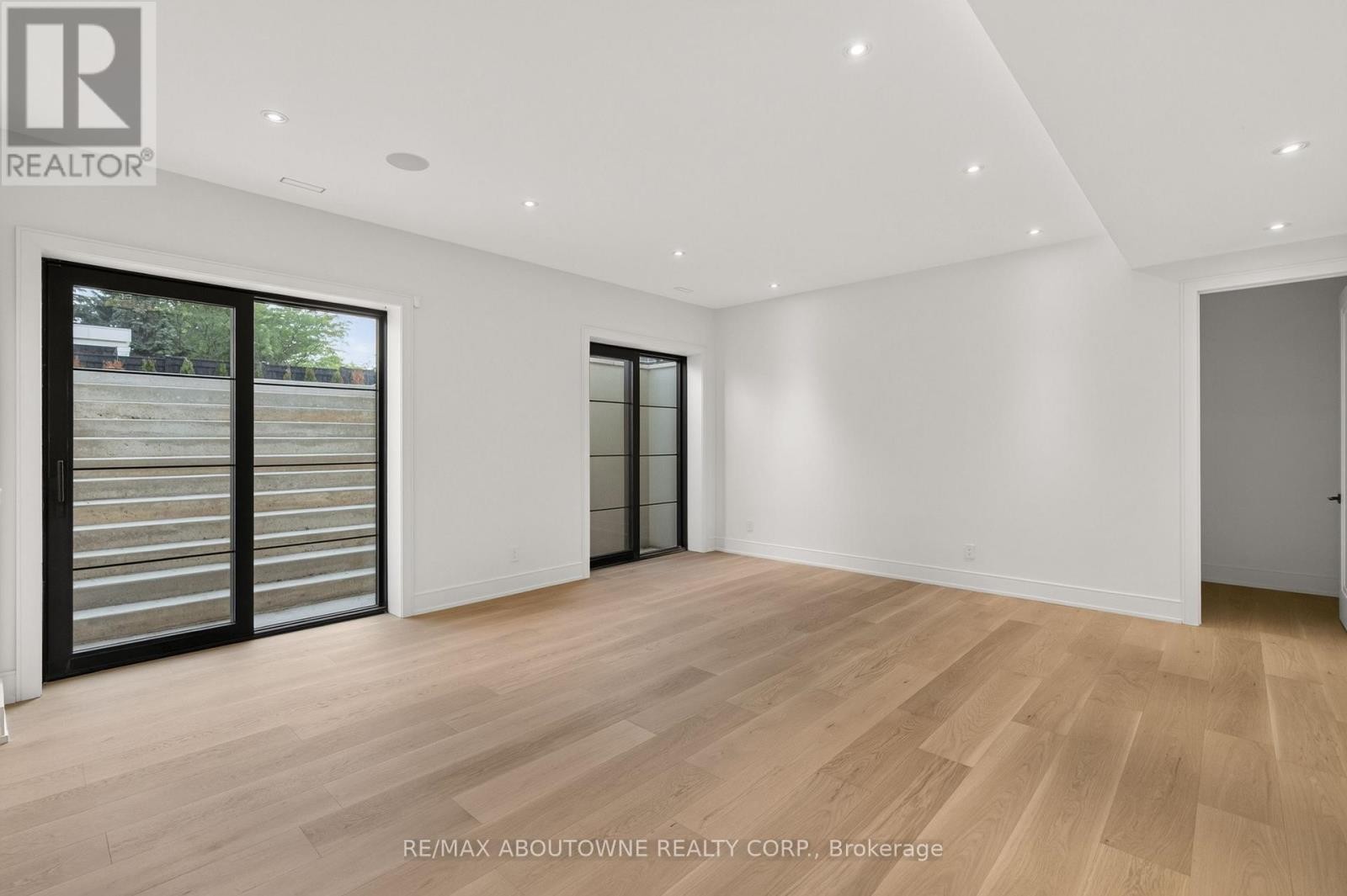 












146 THIRD LINE

,
Oakville (BR Bronte),




Ontario
L6L3Z8

