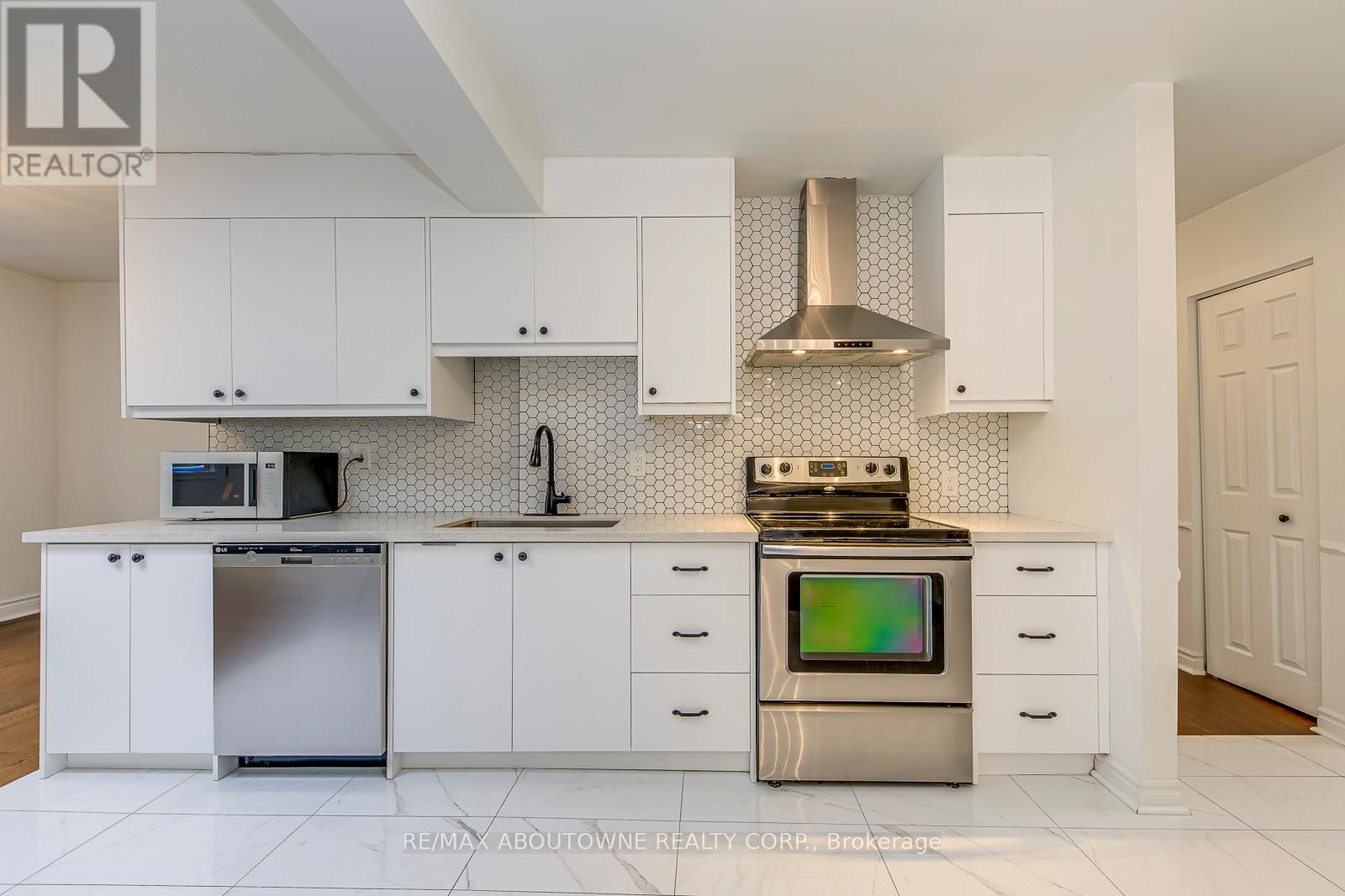 












2565 WINDJAMMER ROAD

,
Mississauga (Erin Mills),




Ontario
L5L1H7

