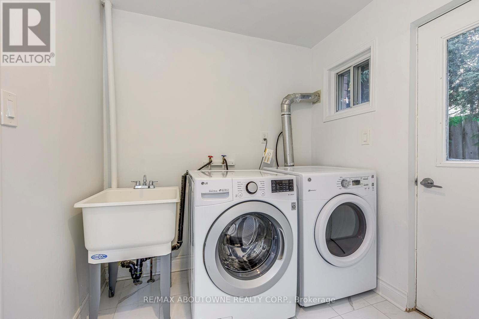 












2565 WINDJAMMER ROAD

,
Mississauga (Erin Mills),




Ontario
L5L1H7

