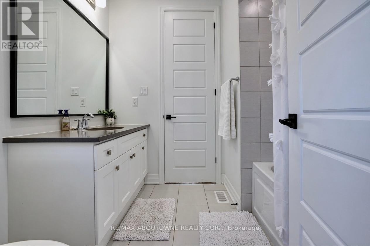 












1416 FORD STRATHY CRESCENT S

,
Oakville (JM Joshua Meadows),




Ontario
L6H6E3

