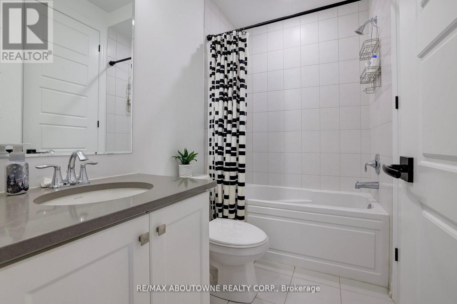 












1416 FORD STRATHY CRESCENT S

,
Oakville (JM Joshua Meadows),




Ontario
L6H6E3

