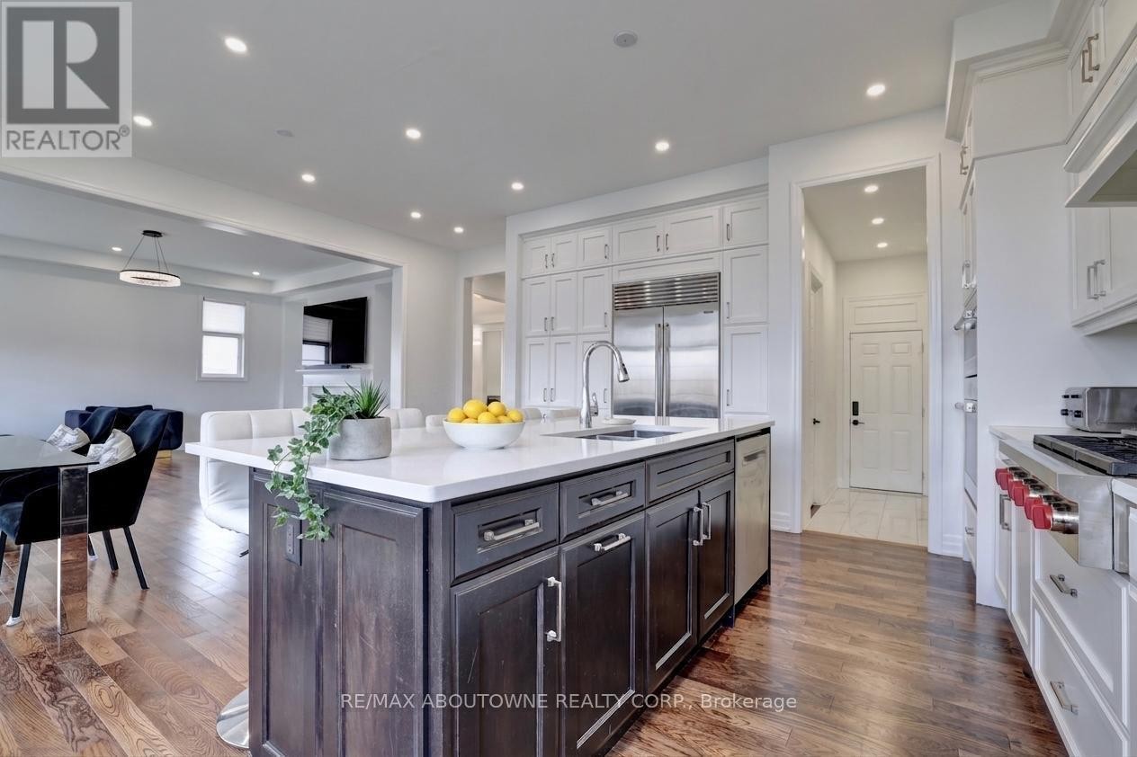 












1416 FORD STRATHY CRESCENT S

,
Oakville (JM Joshua Meadows),




Ontario
L6H6E3

