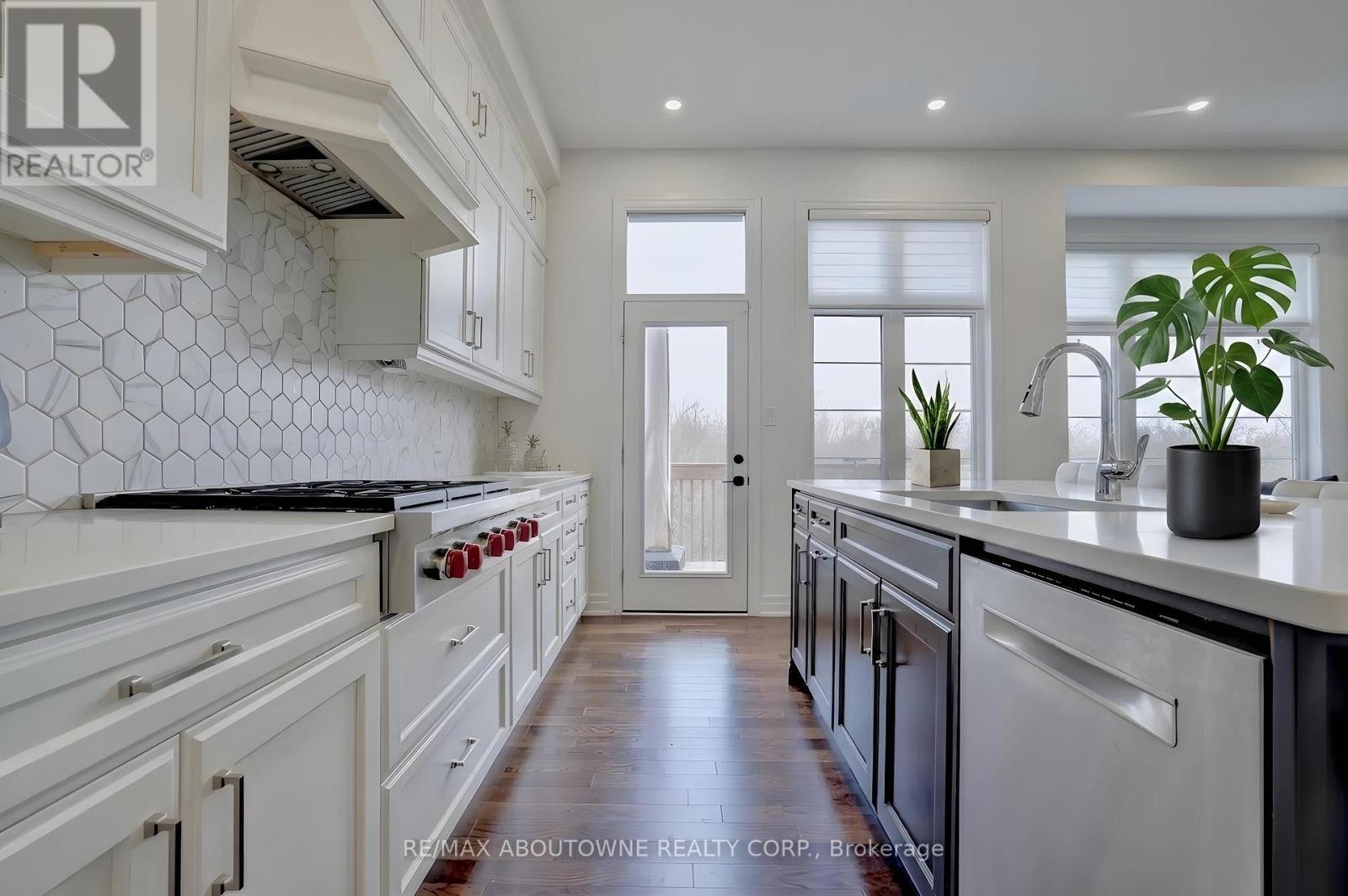 












1416 FORD STRATHY CRESCENT S

,
Oakville (JM Joshua Meadows),




Ontario
L6H6E3

