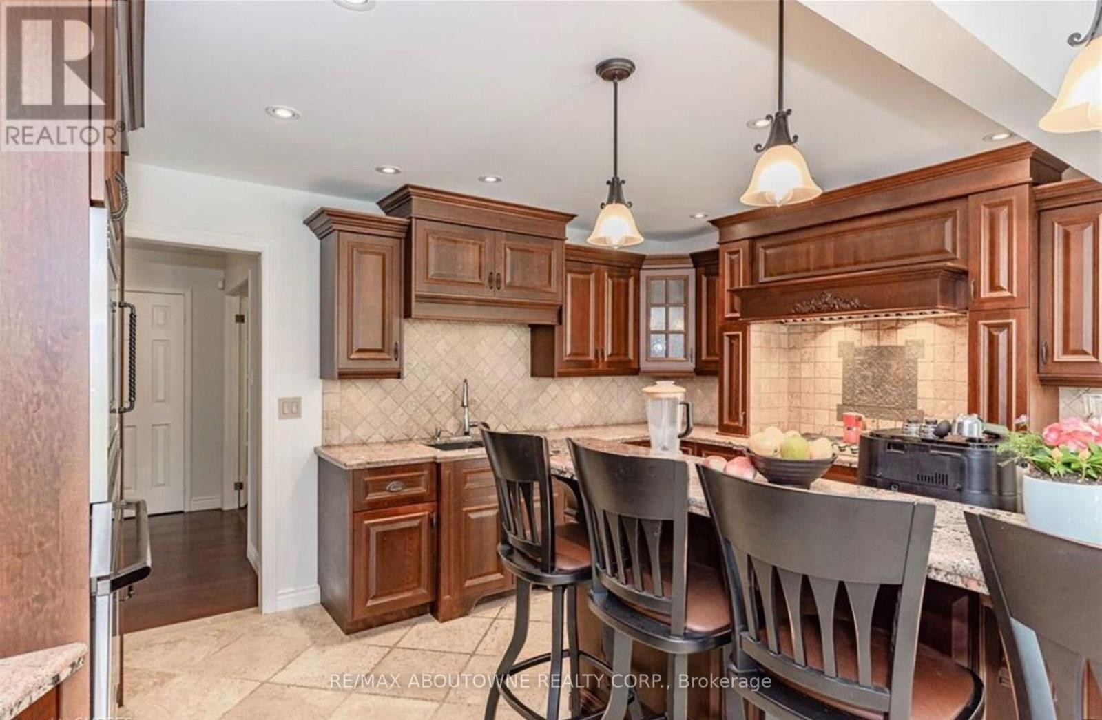 












500 BLENHEIM CRESCENT

,
Oakville (FD Ford),




Ontario
L6J6P7

