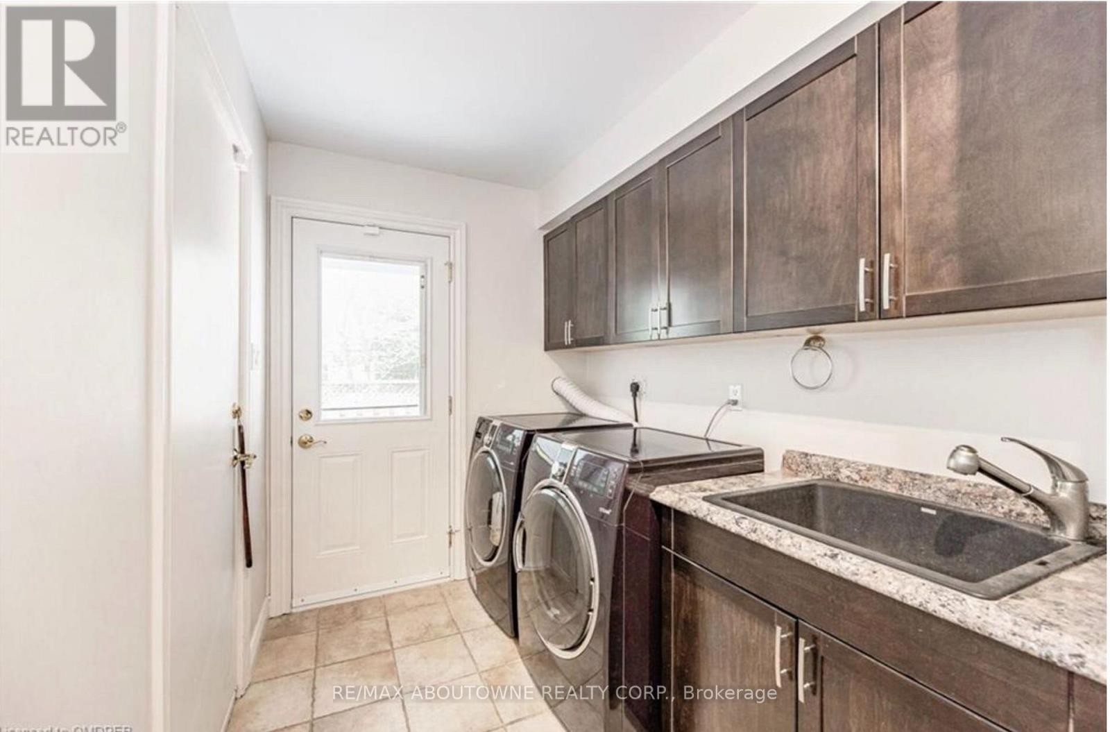 












500 BLENHEIM CRESCENT

,
Oakville (FD Ford),




Ontario
L6J6P7

