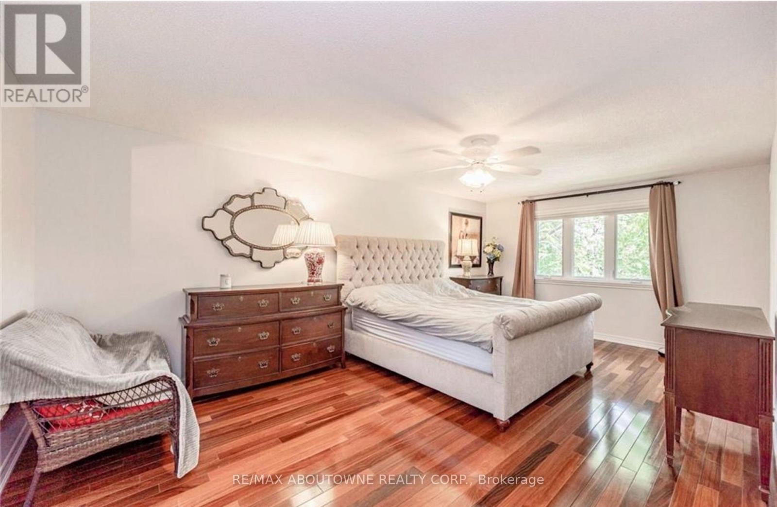 












500 BLENHEIM CRESCENT

,
Oakville (FD Ford),




Ontario
L6J6P7


