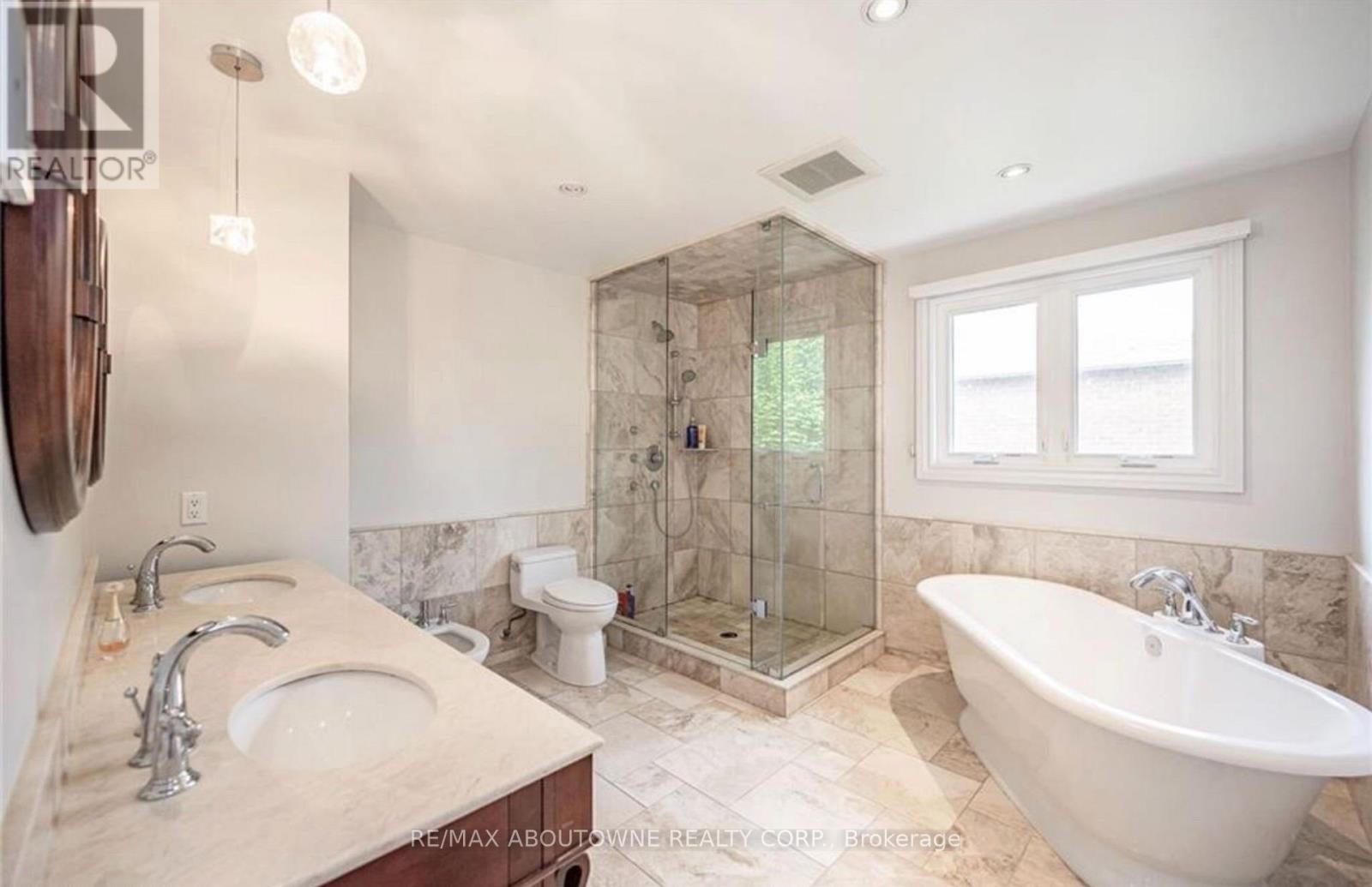 












500 BLENHEIM CRESCENT

,
Oakville (FD Ford),




Ontario
L6J6P7

